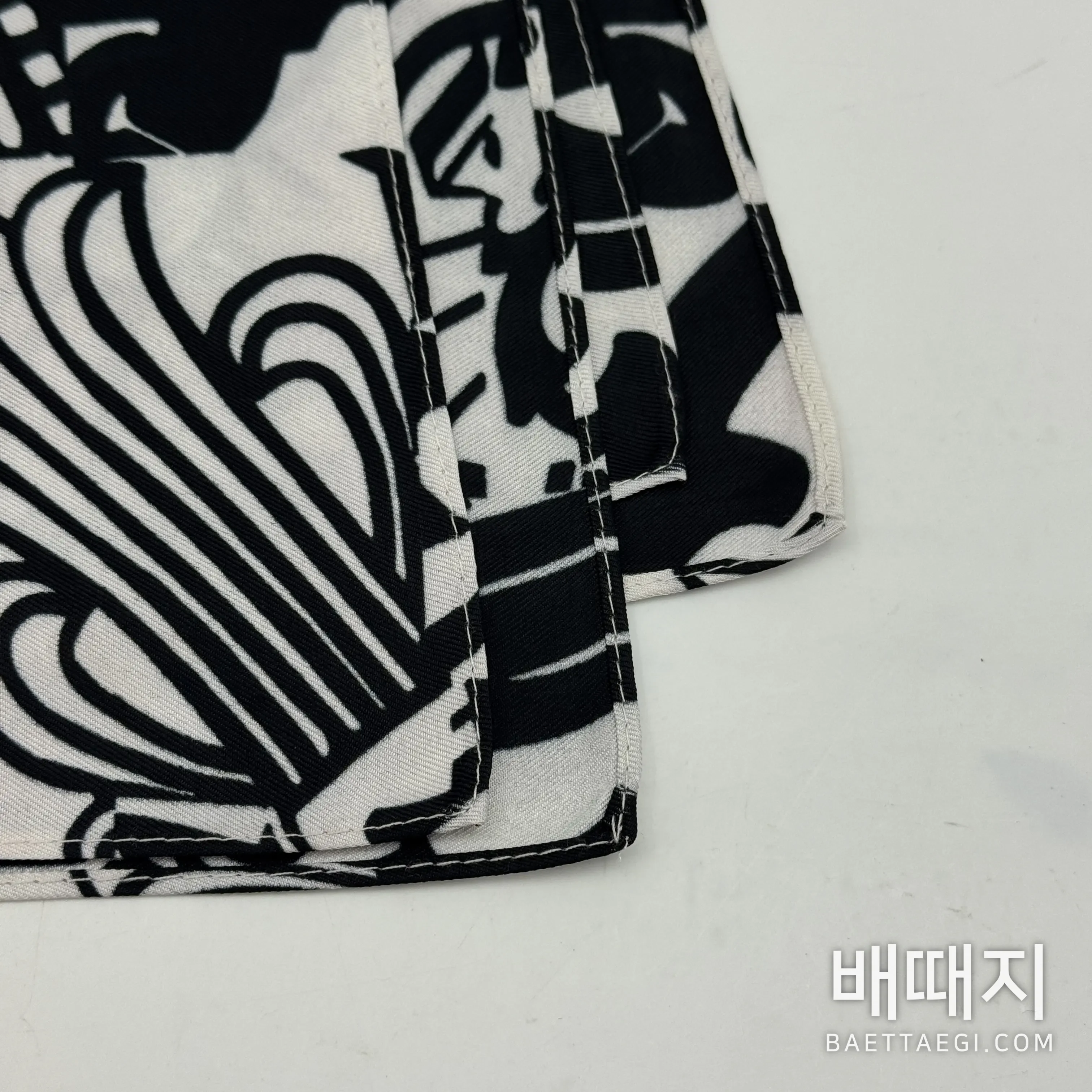 크롬하츠 흑백 낙서 스카프 검수사진 4