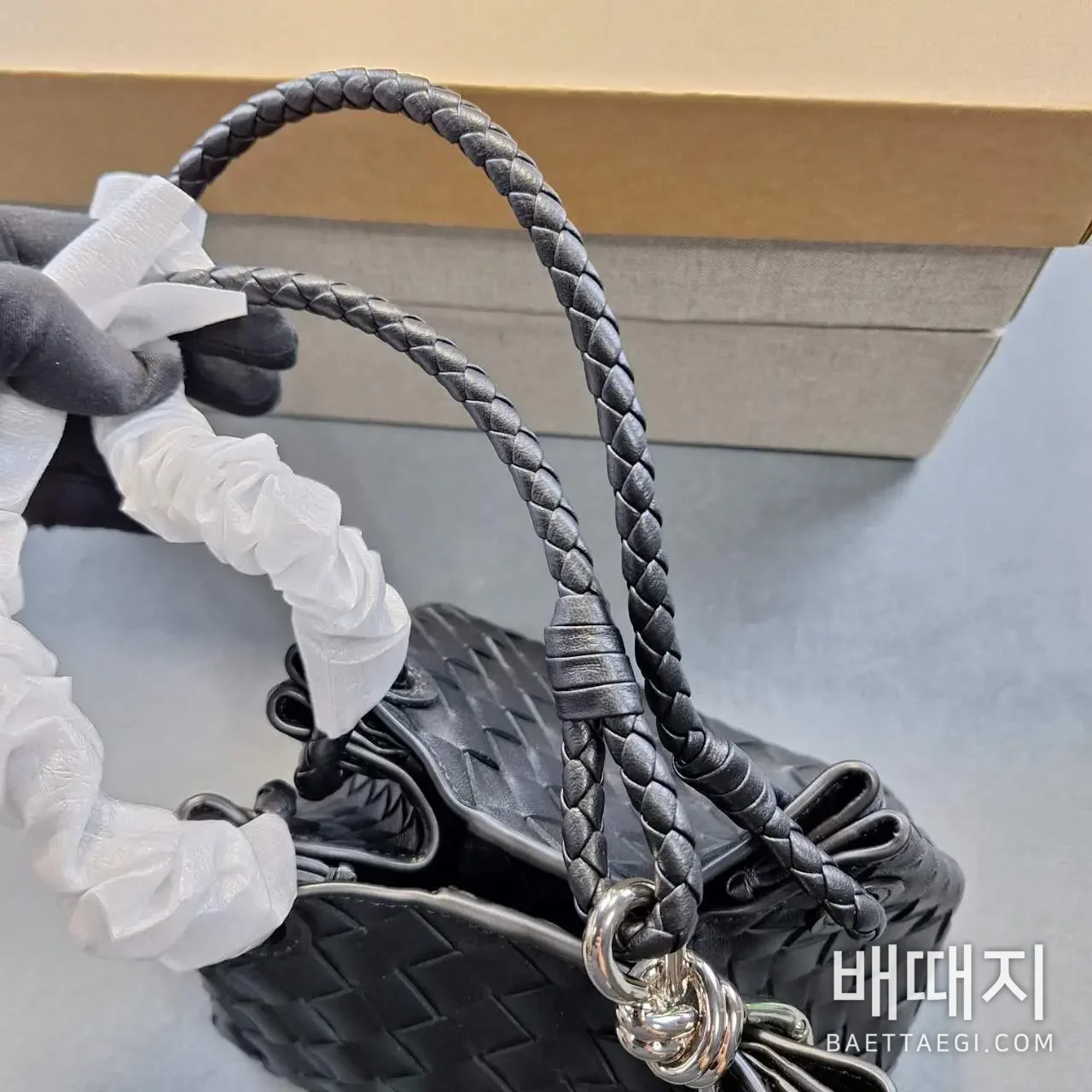 보테가베네타 파라슈트 스몰 인트레치아토 가죽 숄더백 검수사진 5