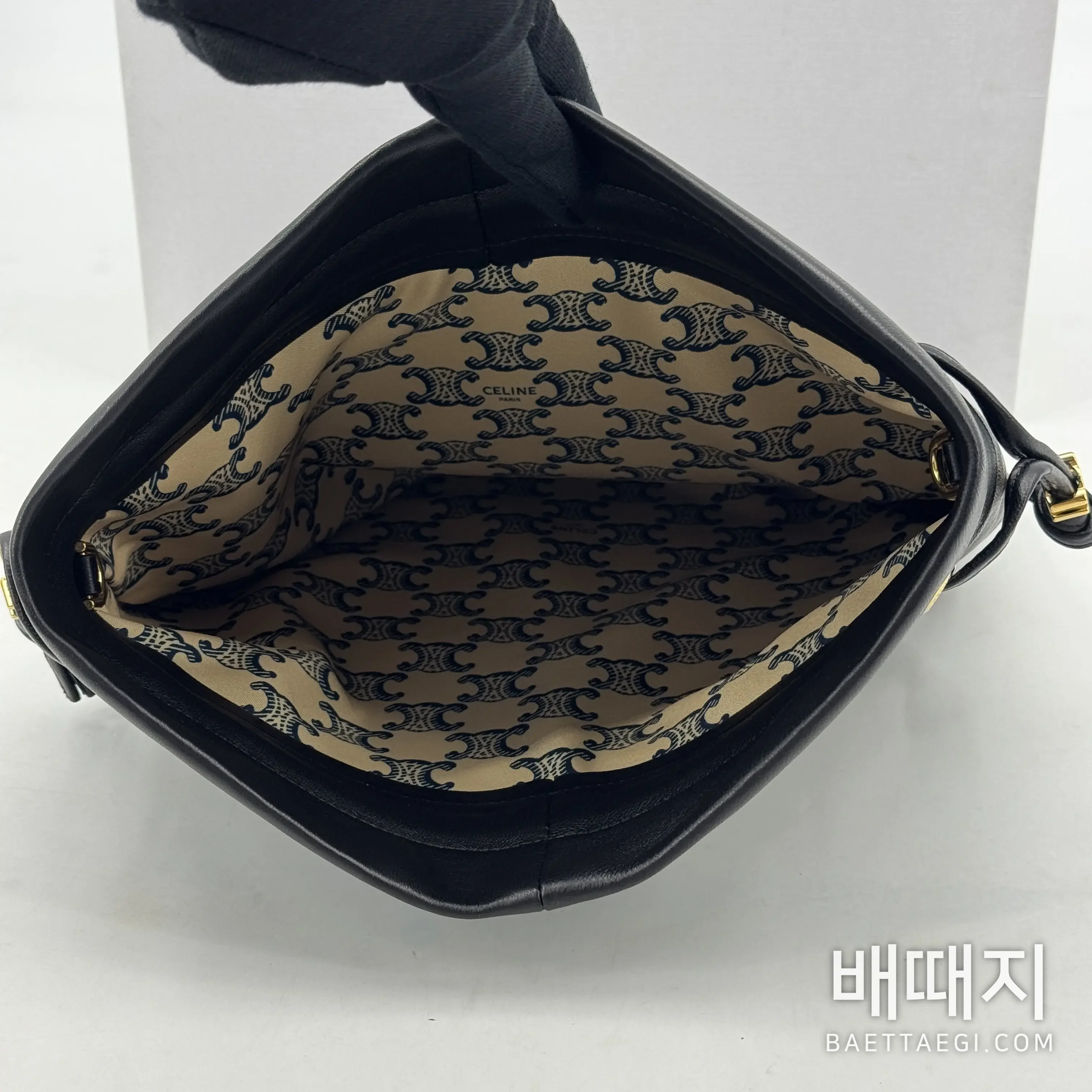 셀린느 드로스트링 램스킨 숄더백 검수사진 10