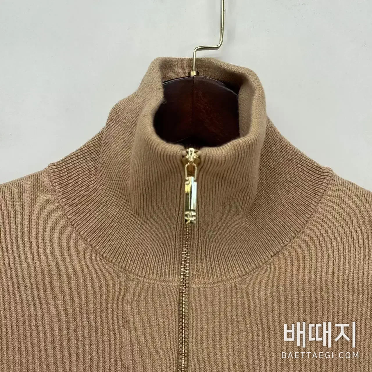 샤넬 하프 지퍼 터틀넥 여성 니트 검수사진 2