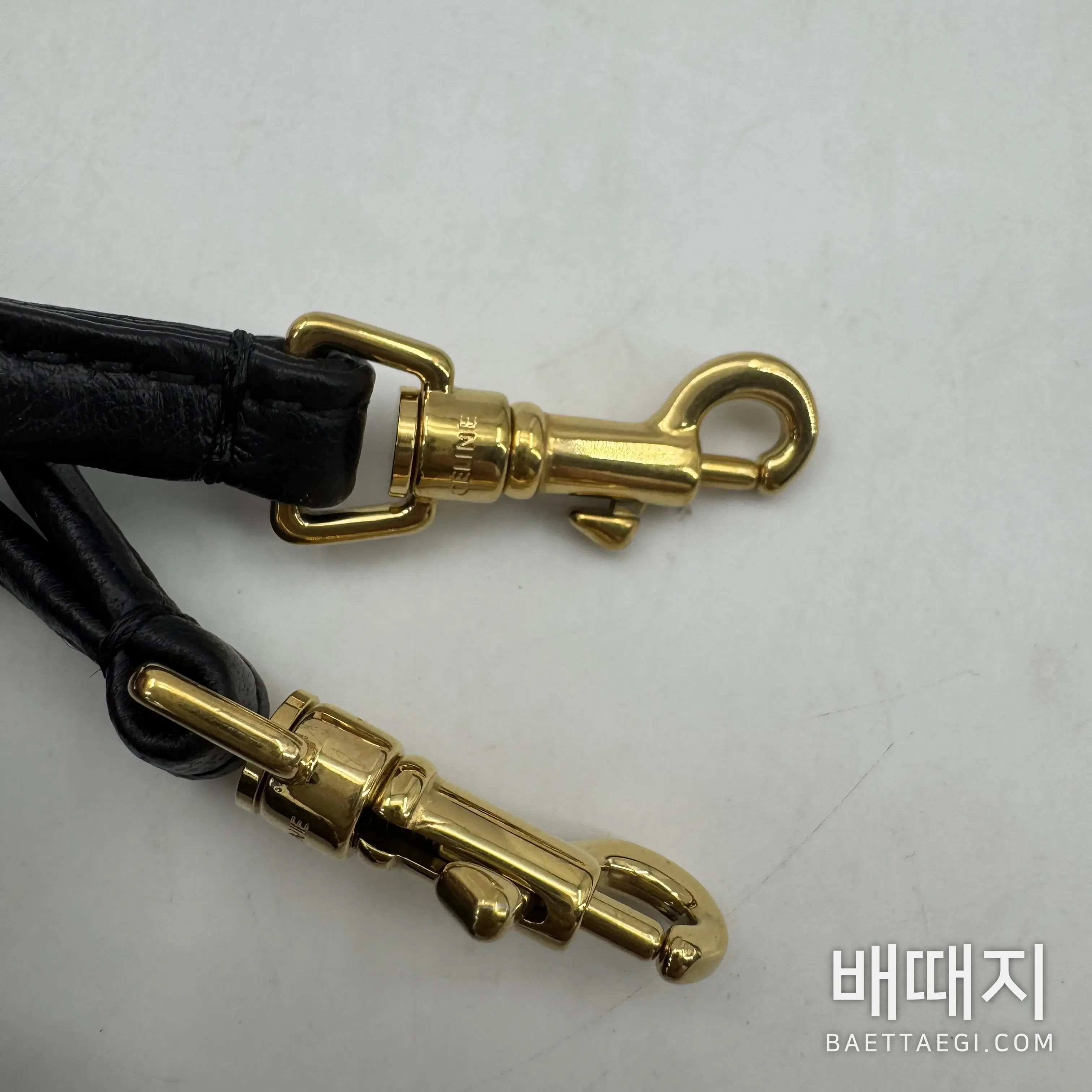 셀린느 드로스트링 램스킨 숄더백 검수사진 3