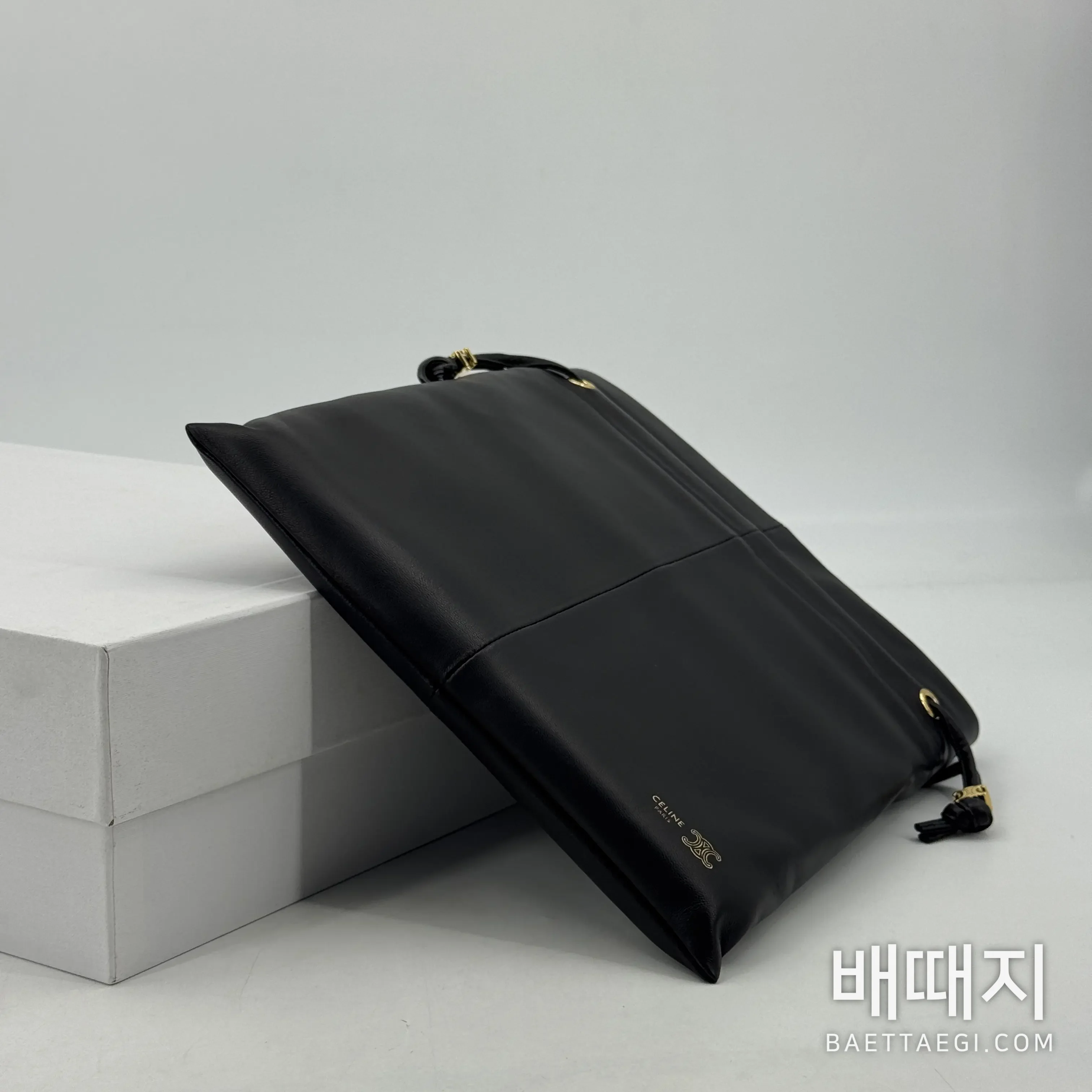 셀린느 드로스트링 램스킨 숄더백 검수사진 6
