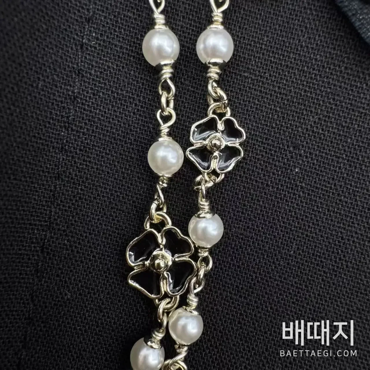 샤넬 카멜리아 진주 라인스톤 더블 C 롱 목걸이 검수사진 4