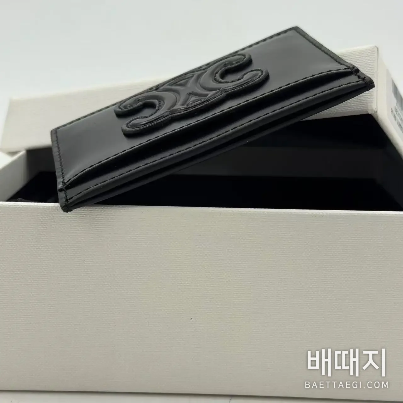 셀린느 트리옴페 광택 소가죽 카드 홀더 지갑 10B703EMJ 검수사진 4
