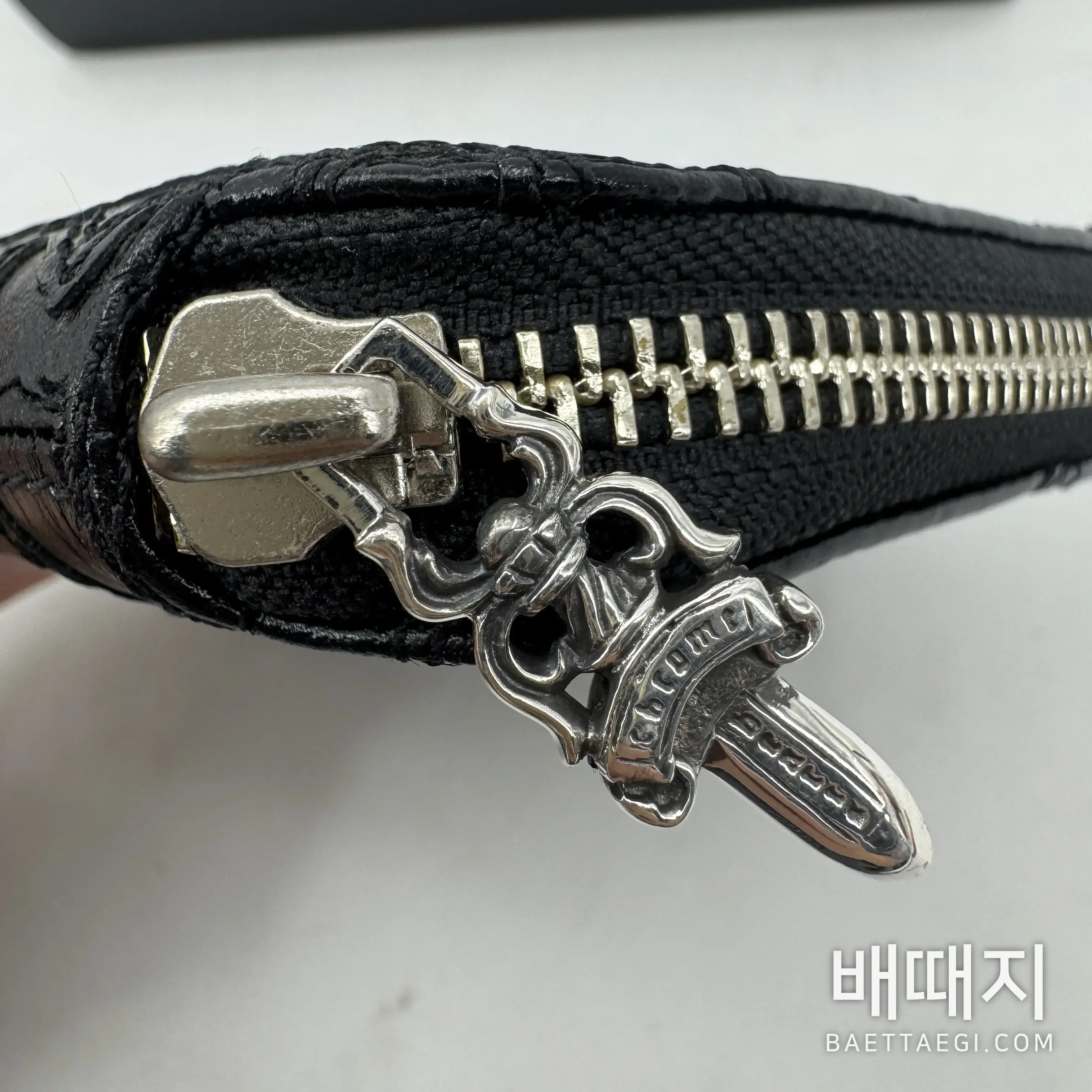 크롬하츠 블랙 가죽 십자가 무늬 지갑 검수사진 5