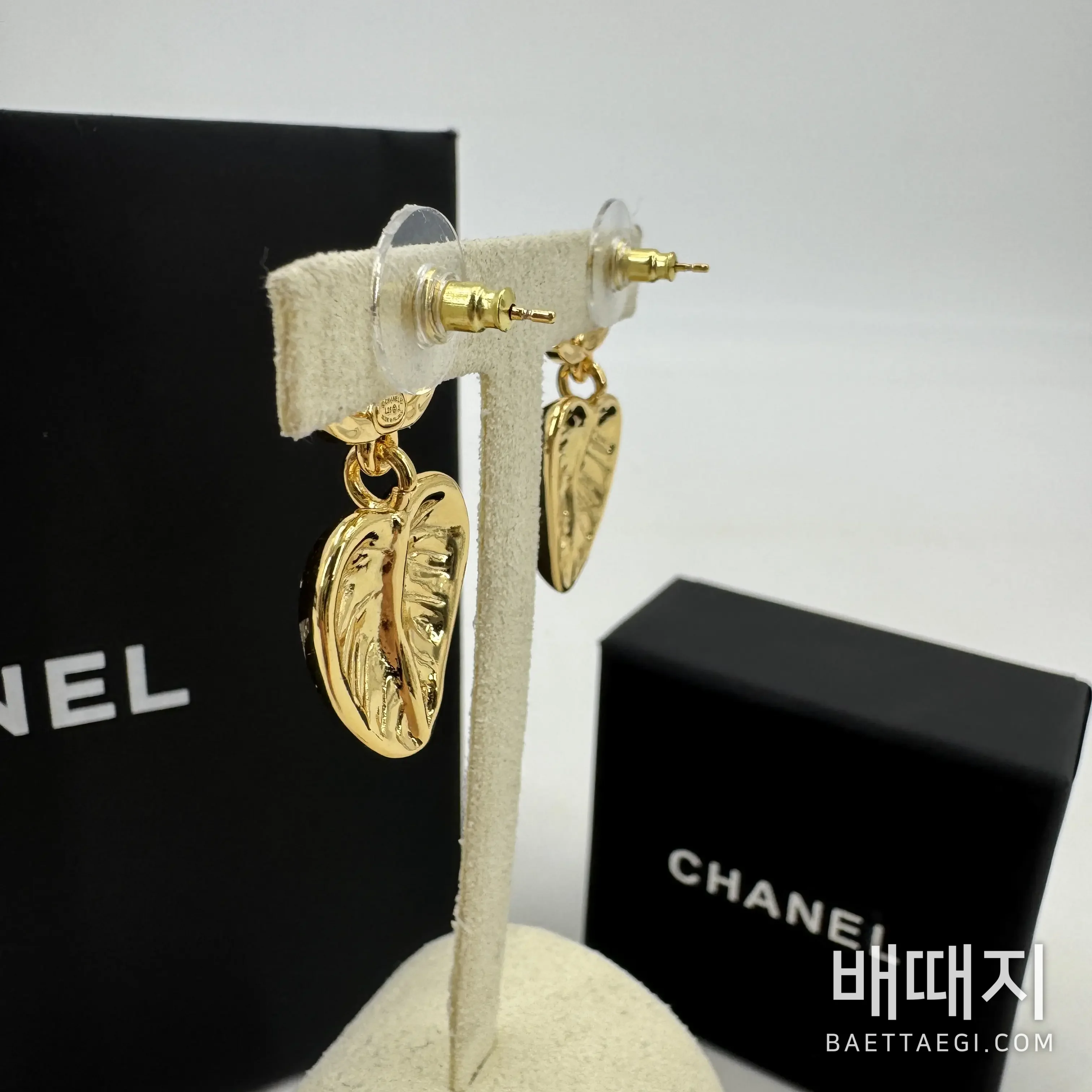 샤넬 골드 진주 하트 귀걸이 검수사진 5