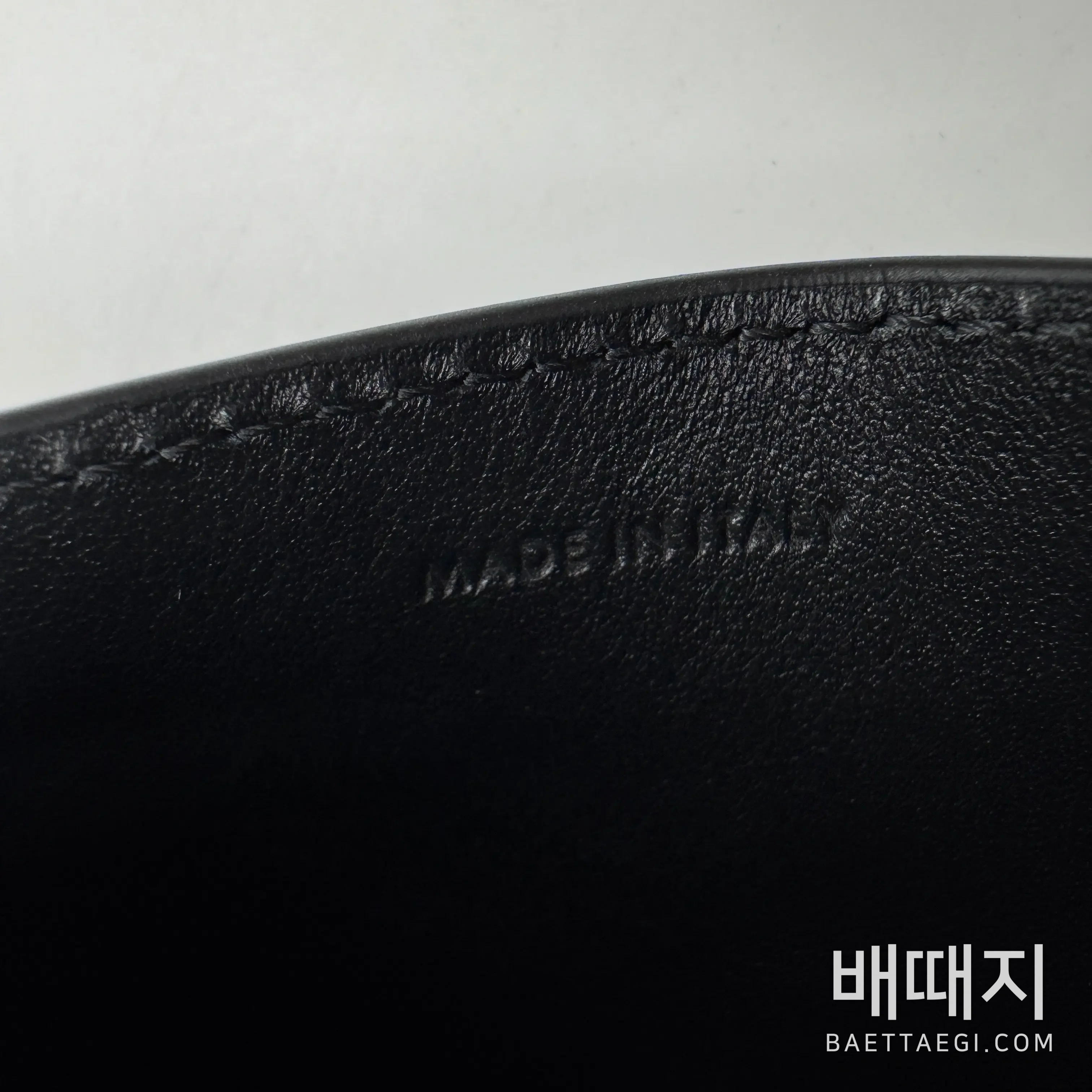 셀린느 트리옴페 광택 소가죽 카드 홀더 지갑 10B703EMJ 검수사진 7