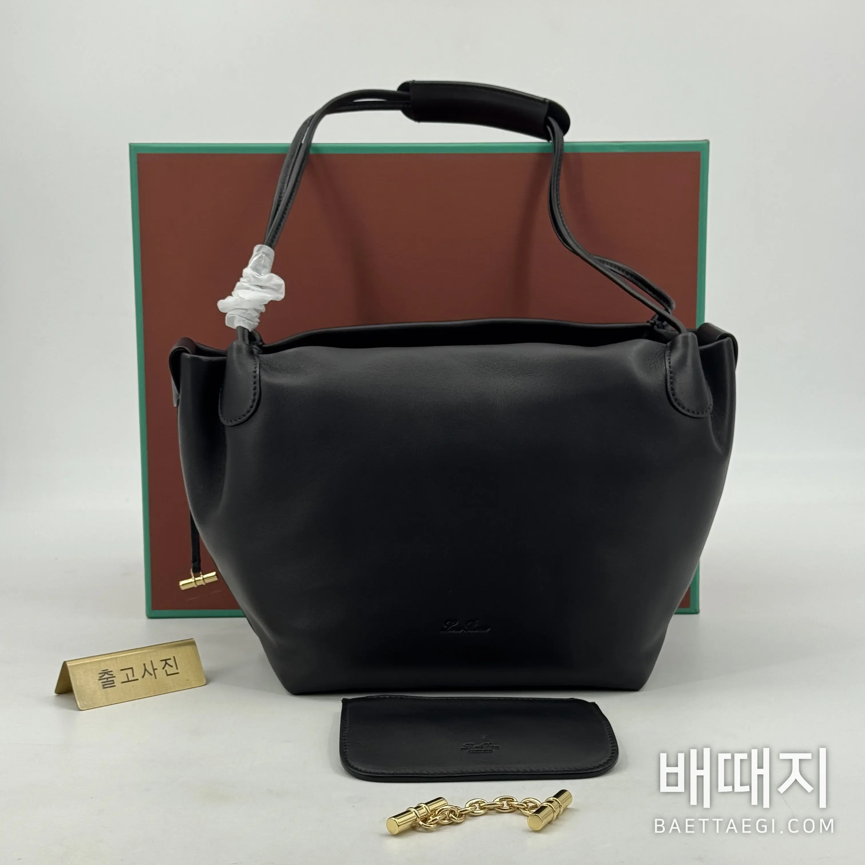 로로피아나 베일 소프티 드로스트링 버킷백 검수사진 1