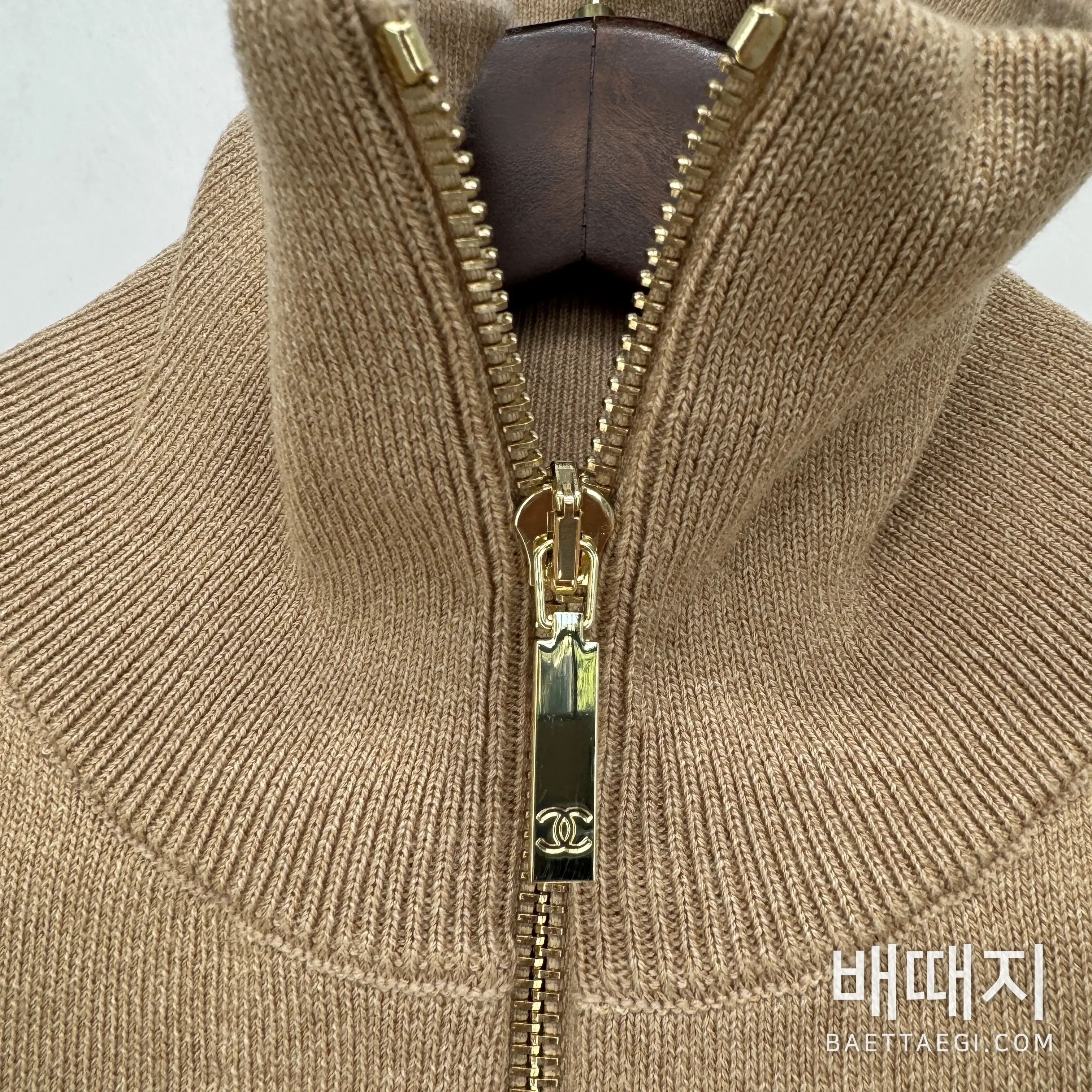 샤넬 하프 지퍼 터틀넥 여성 니트 검수사진 3