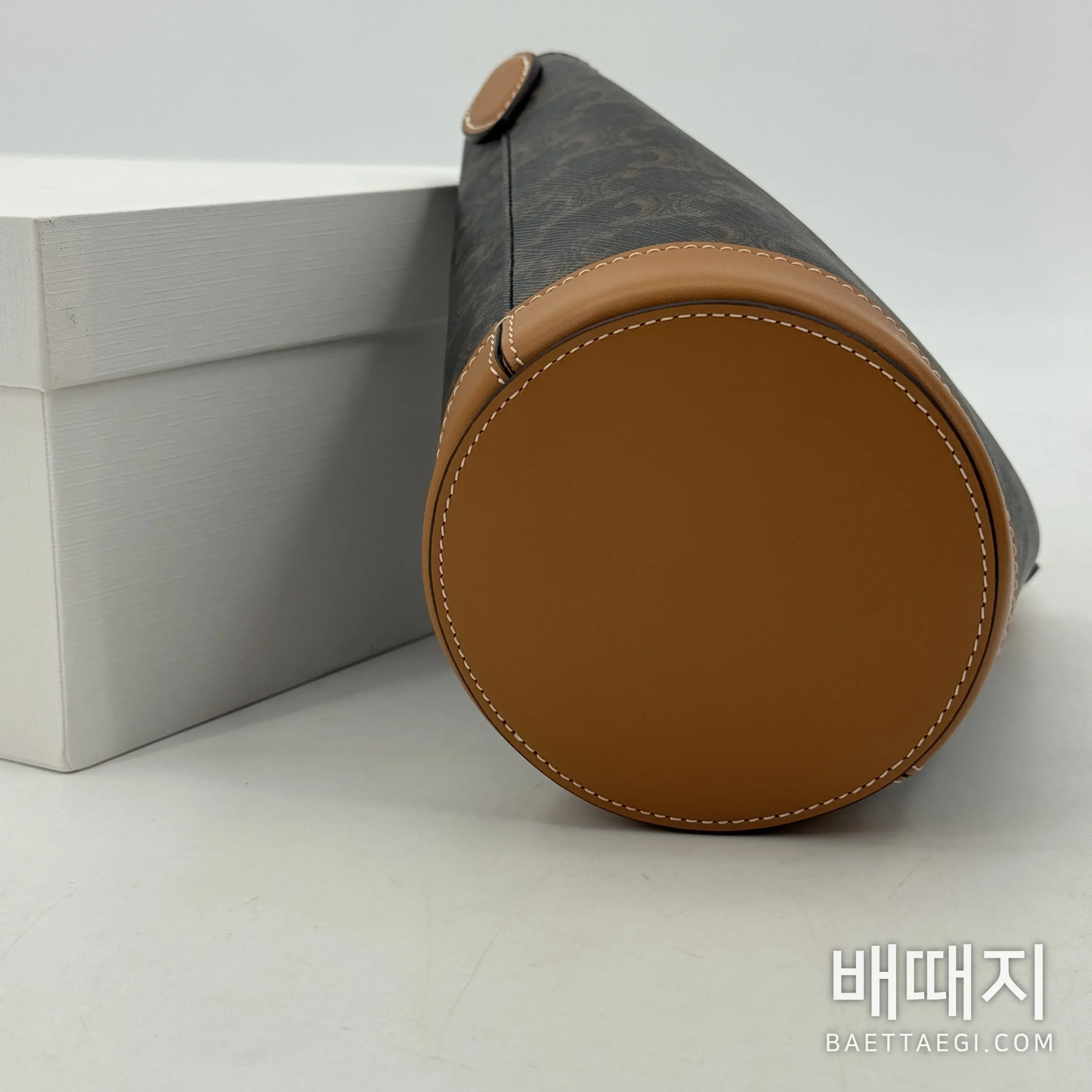 셀린느 미니 버켓 가죽 가방 L109U4 검수사진 4