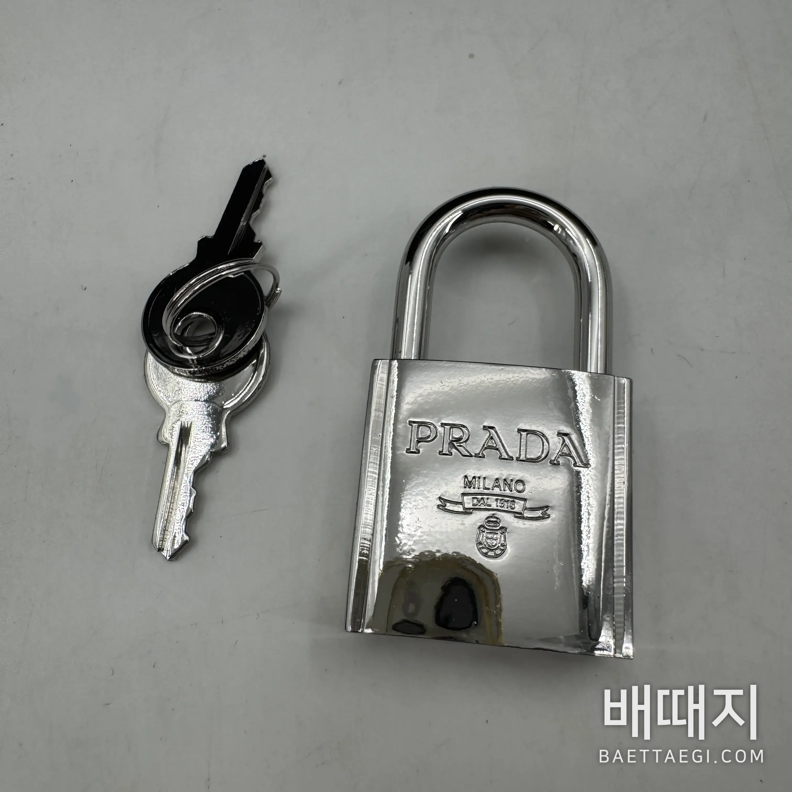 프라다 사피아노 가죽 리-나일론 스몰 여행 가방 2VC014 검수사진 9