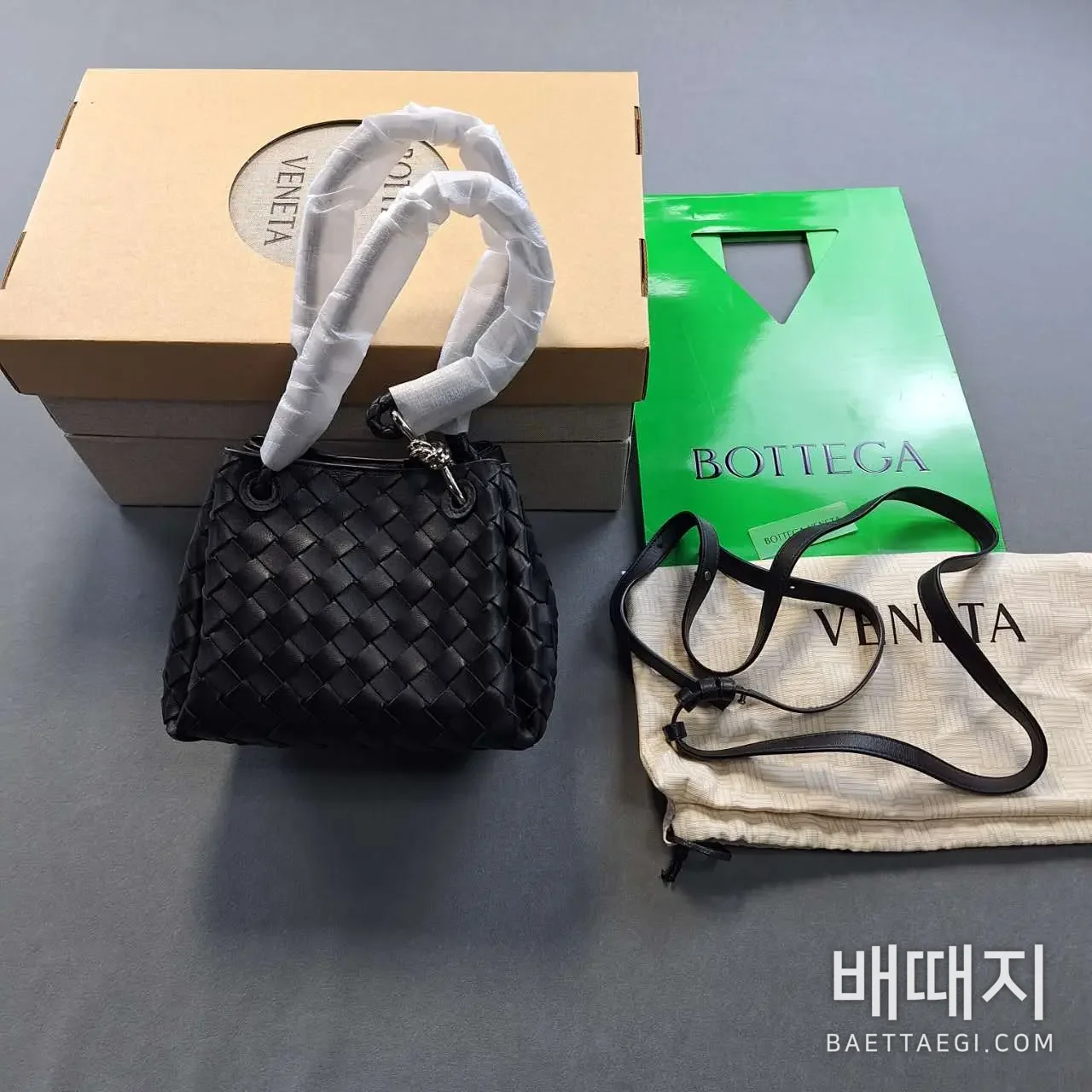 보테가베네타 파라슈트 스몰 인트레치아토 가죽 숄더백 검수사진 1