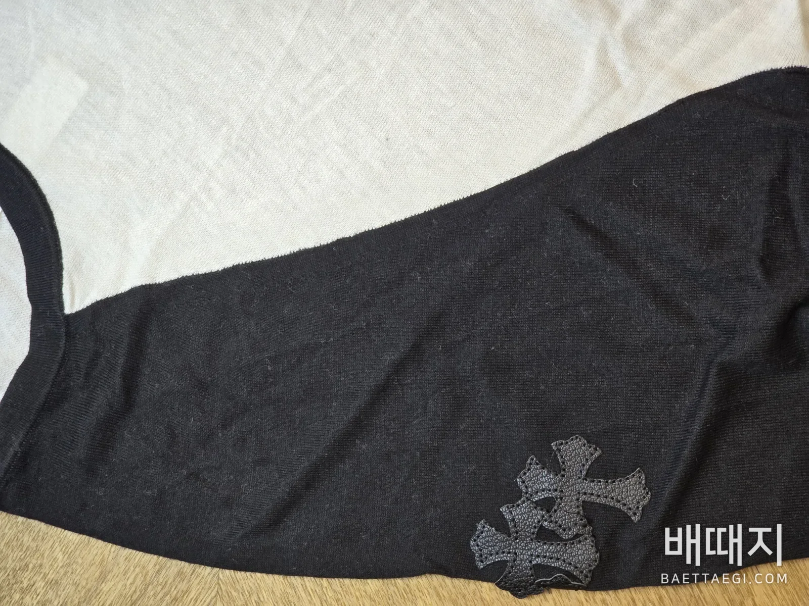 크롬하츠 크로스 스트랩 가죽 래글런 긴팔 티셔츠 검수사진 3