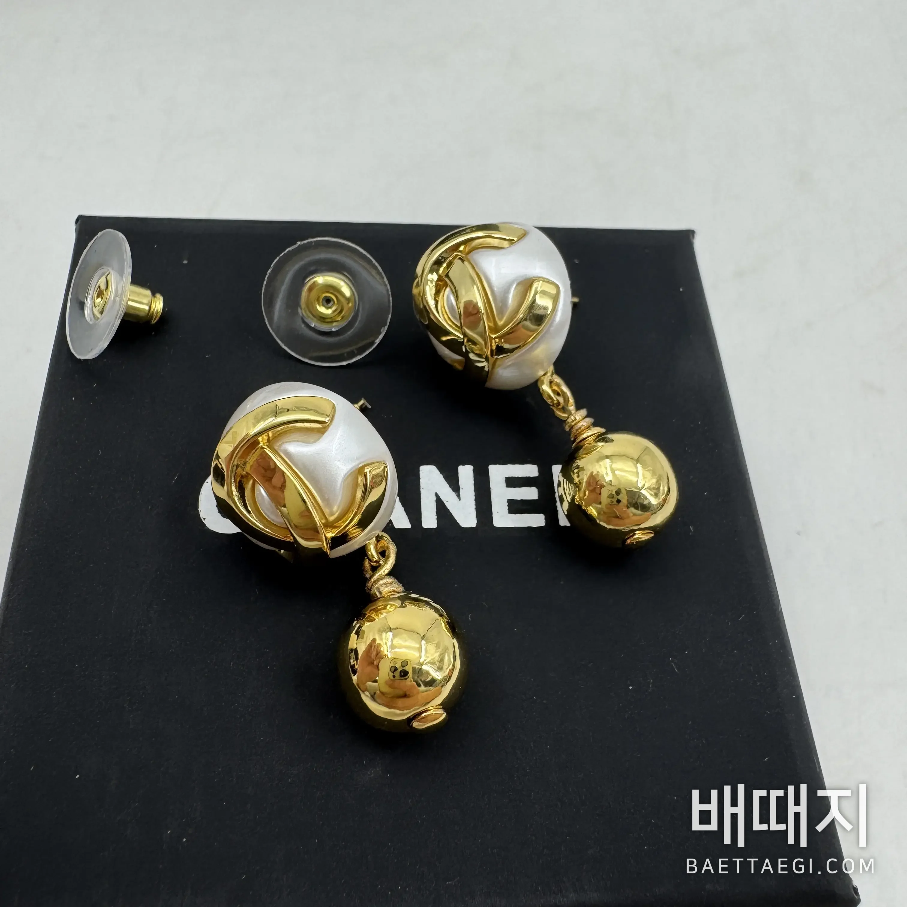 샤넬 3D 더블 C 진주 골드 볼 귀걸이 검수사진 1
