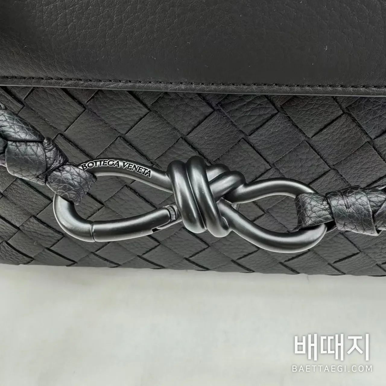 보테가베네타 인트레치아토 가죽 숄더백 검수사진 5