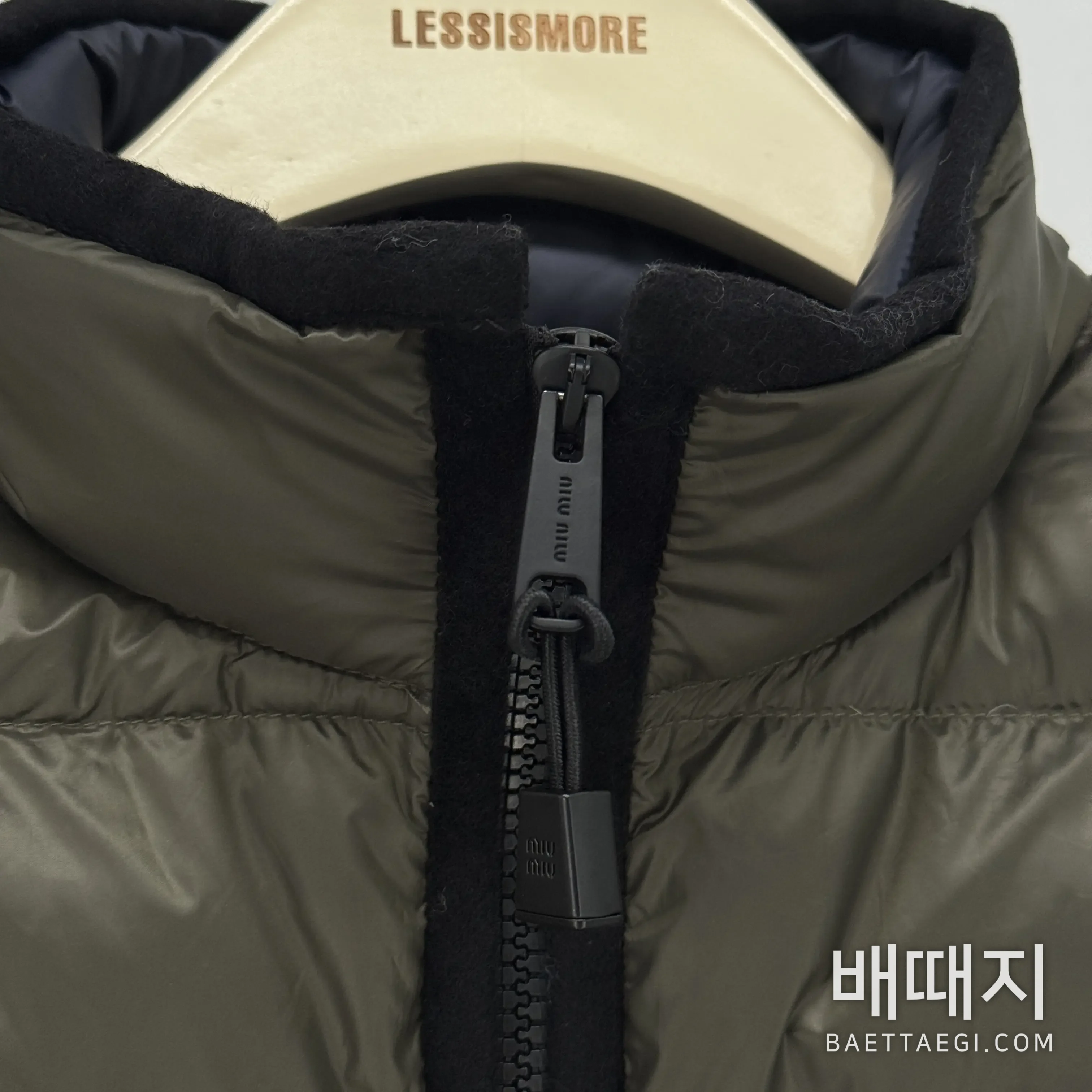 미우미우 로고 레터 다운 조끼 검수사진 5