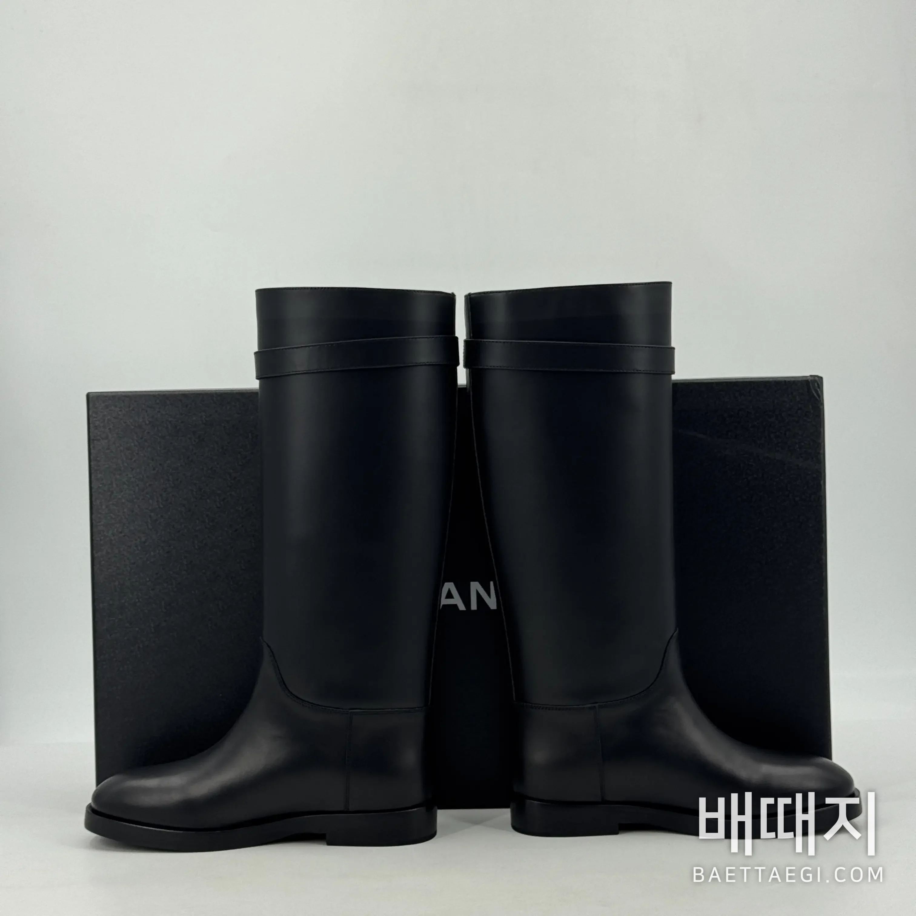 샤넬 부츠 더블 C 메탈 버클 검수사진 3