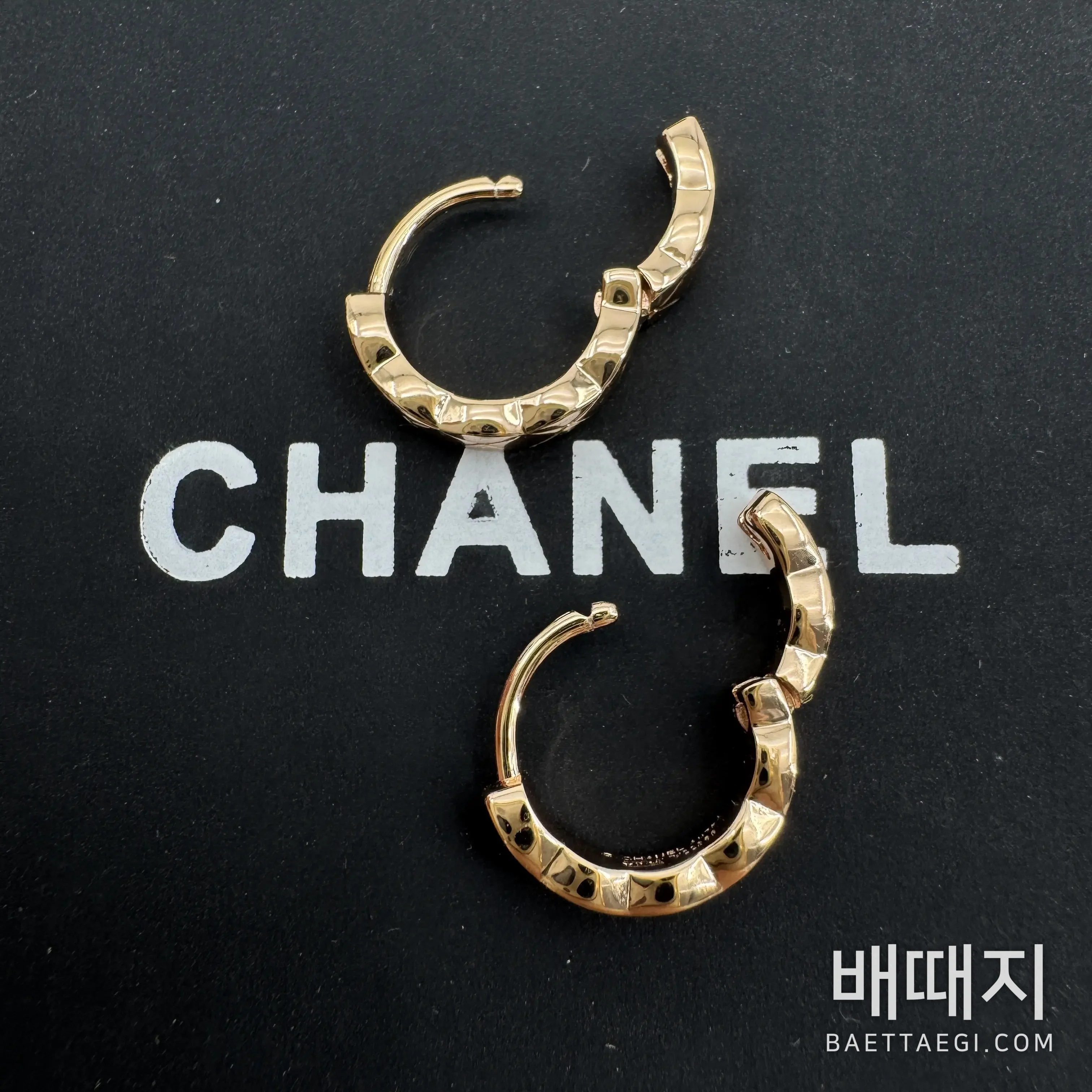 샤넬 코코 크러쉬 싱글 미니 후프 이어링 폭스샵 검수사진 7