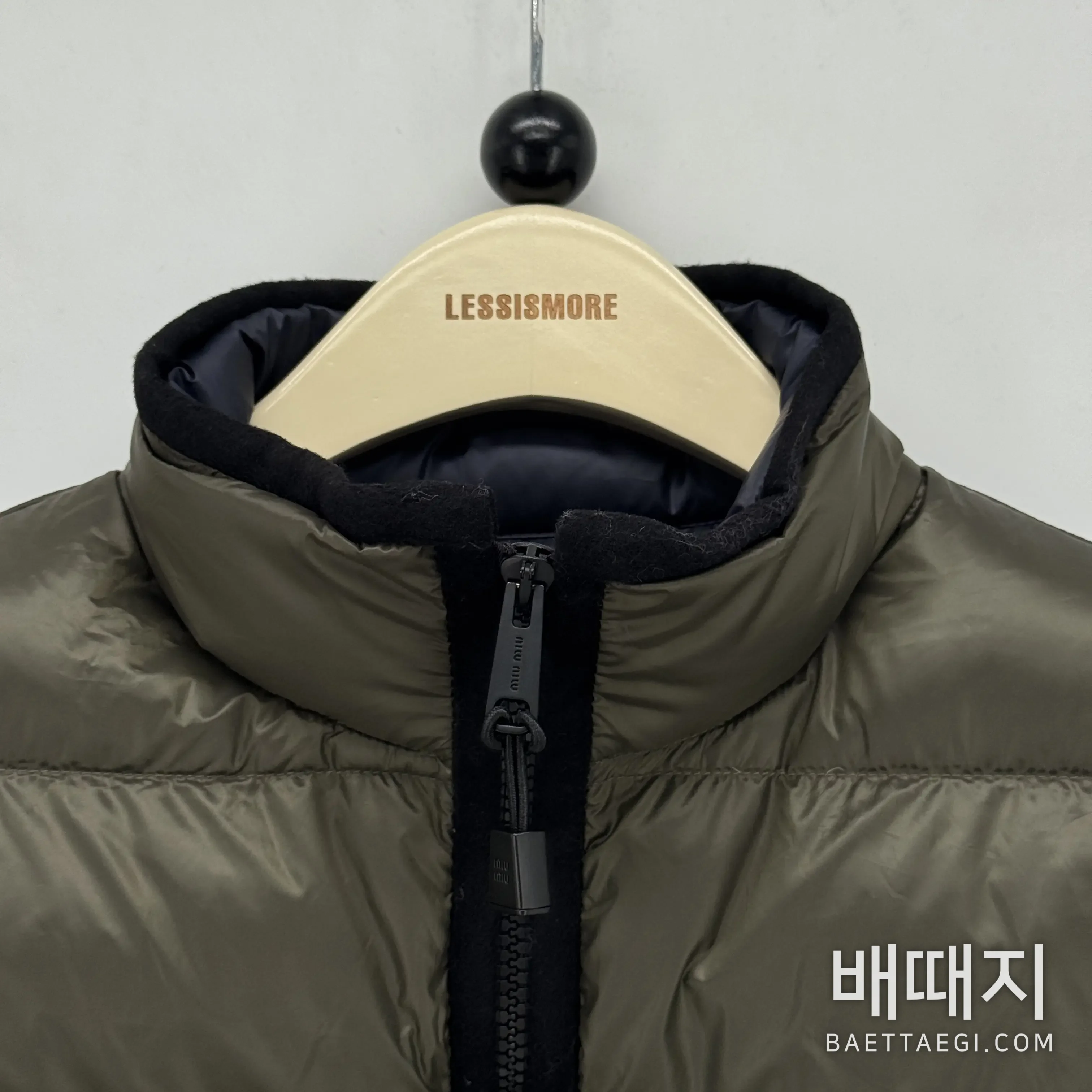 미우미우 로고 레터 다운 조끼 검수사진 4