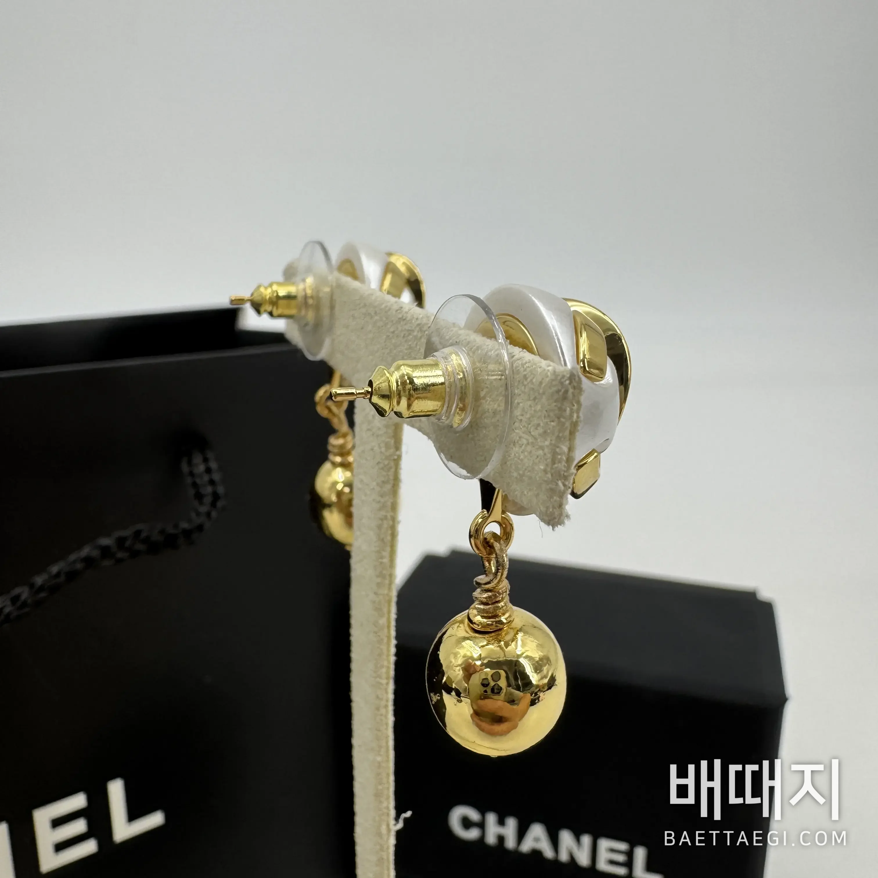 샤넬 3D 더블 C 진주 골드 볼 귀걸이 검수사진 3