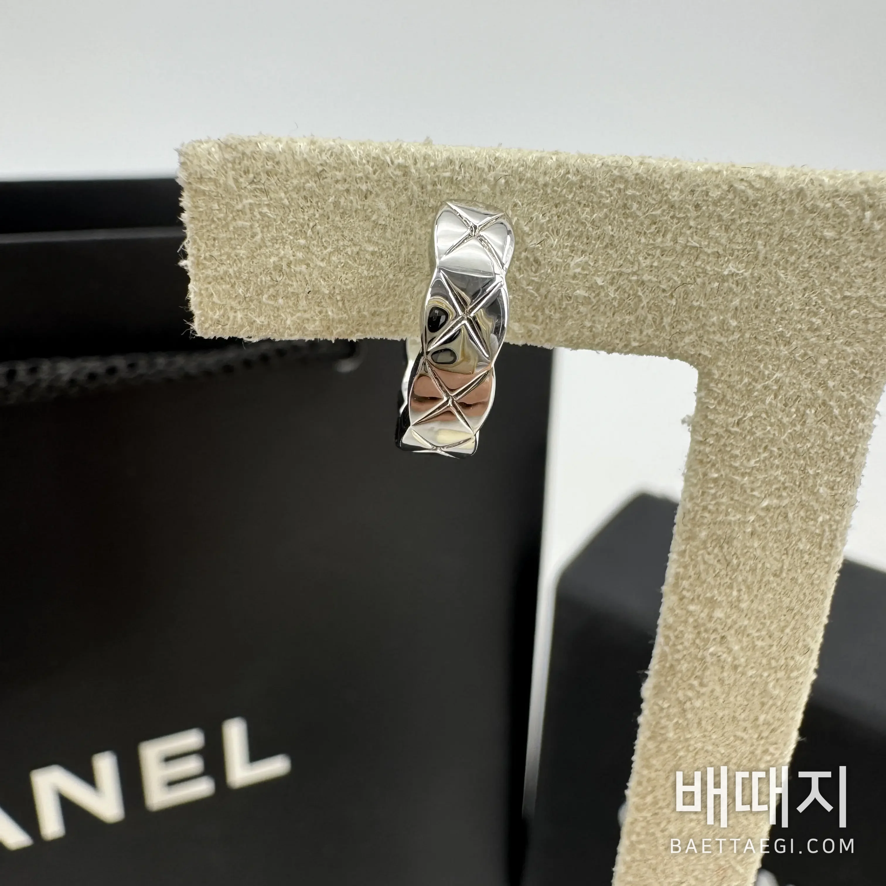 샤넬 코코 크러쉬 싱글 미니 후프 이어링 폭스샵 검수사진 4