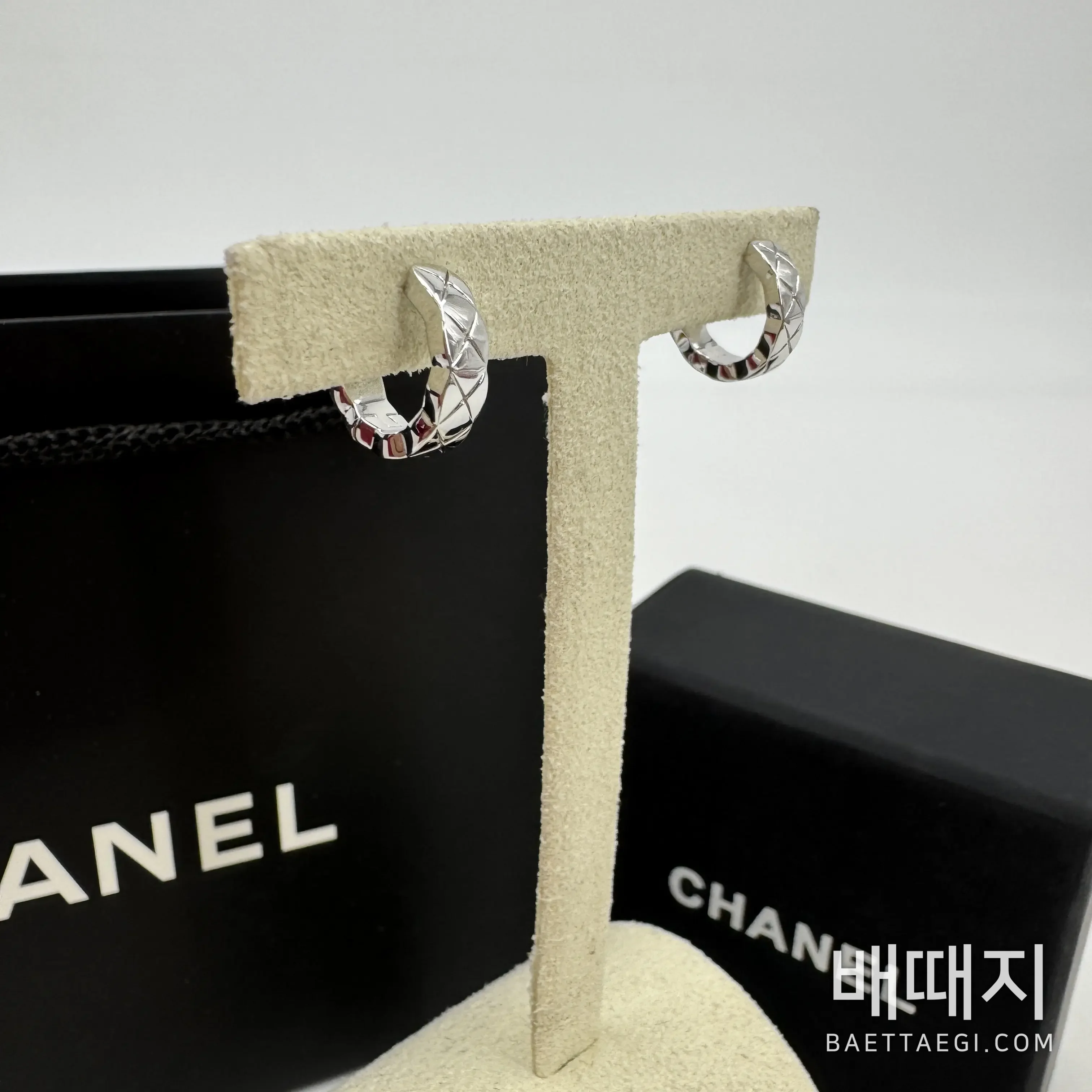 샤넬 코코 크러쉬 싱글 미니 후프 이어링 폭스샵 검수사진 5