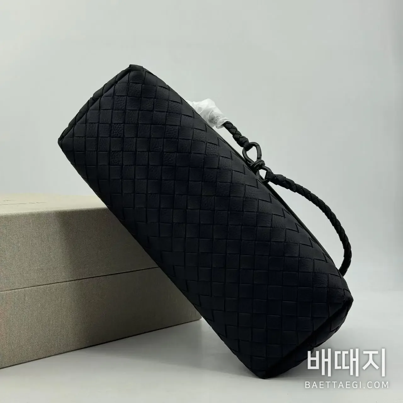 보테가베네타 인트레치아토 가죽 숄더백 검수사진 4