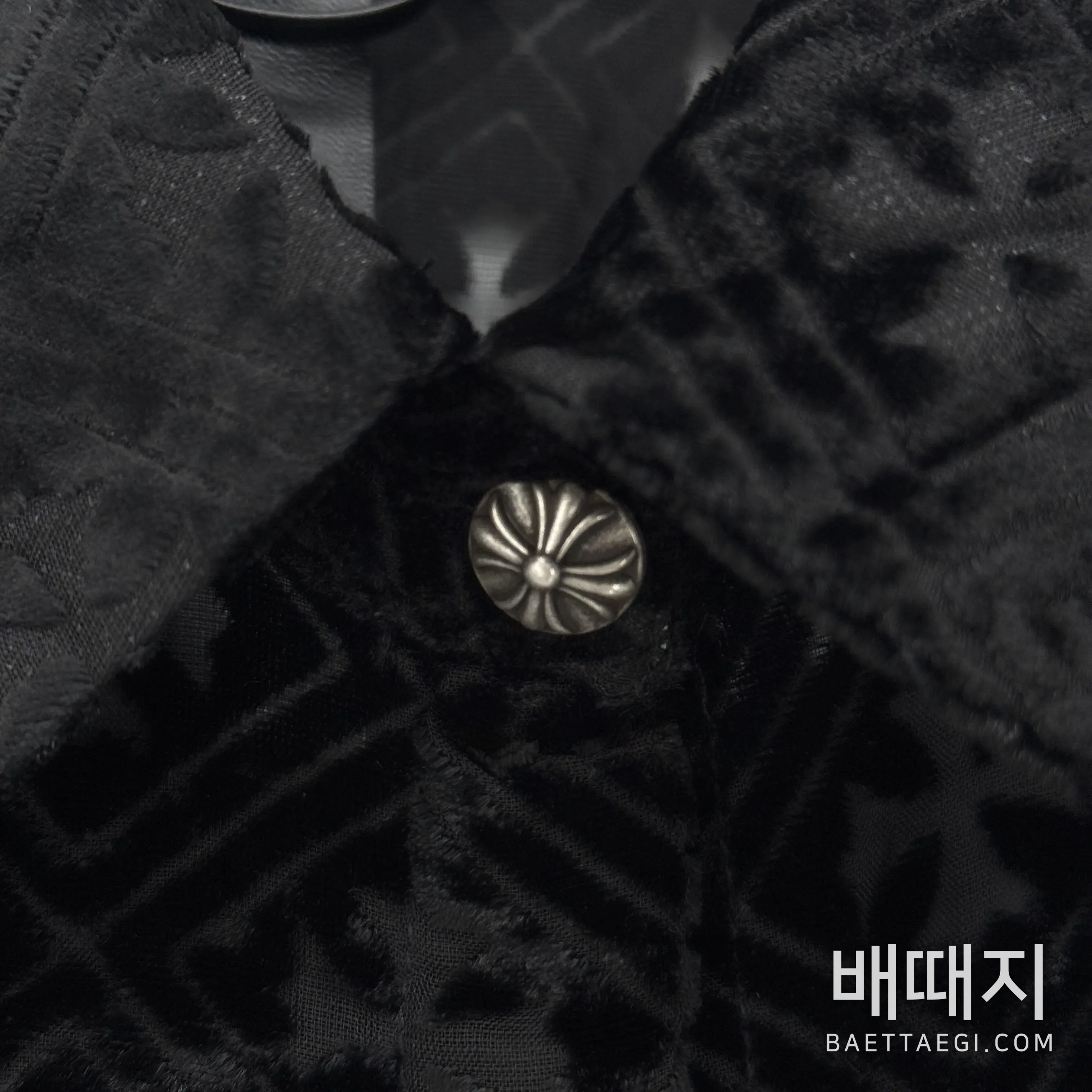 크롬하츠 마할 키타 모노그램 크로스 벨벳 셔츠 검수사진 4