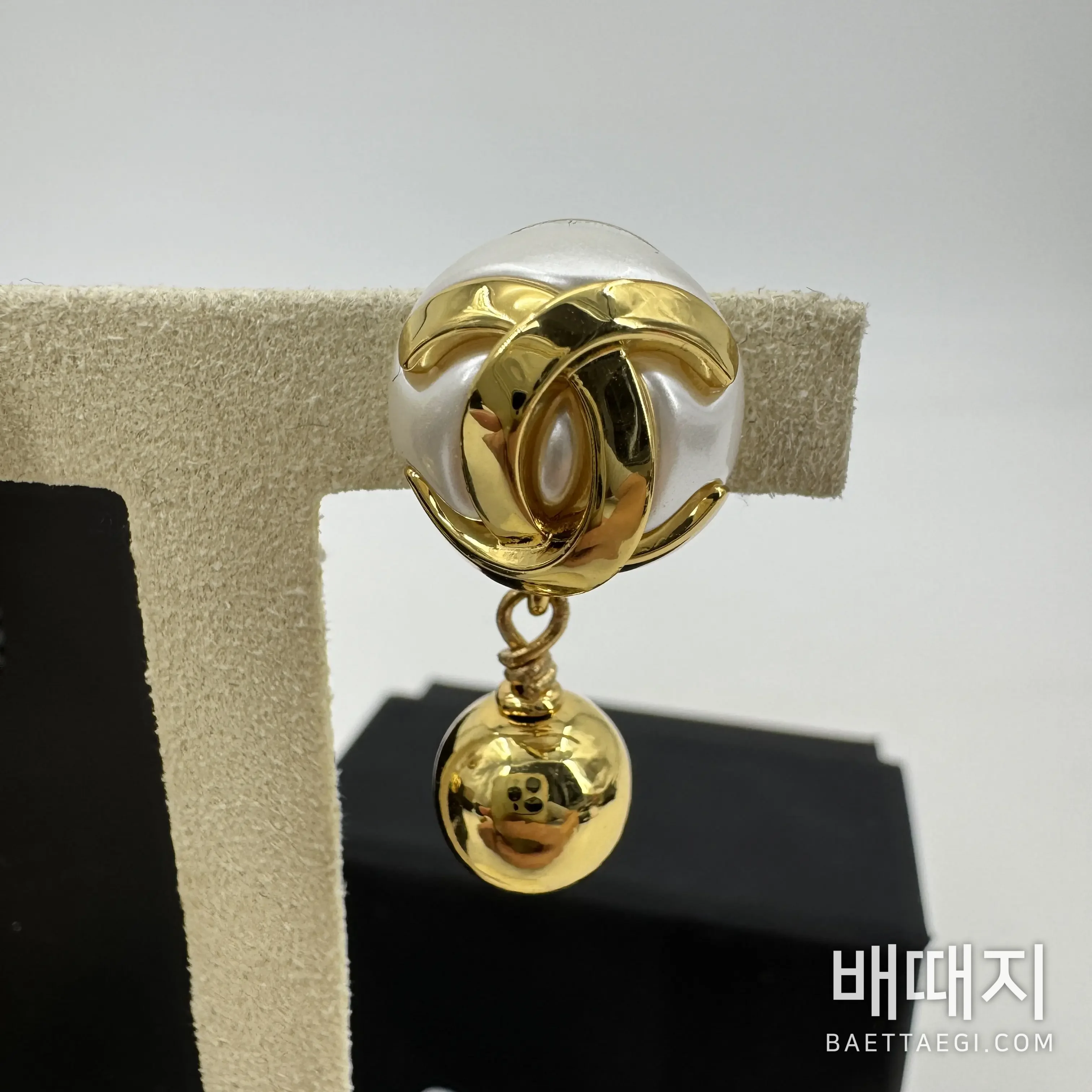 샤넬 3D 더블 C 진주 골드 볼 귀걸이 검수사진 5