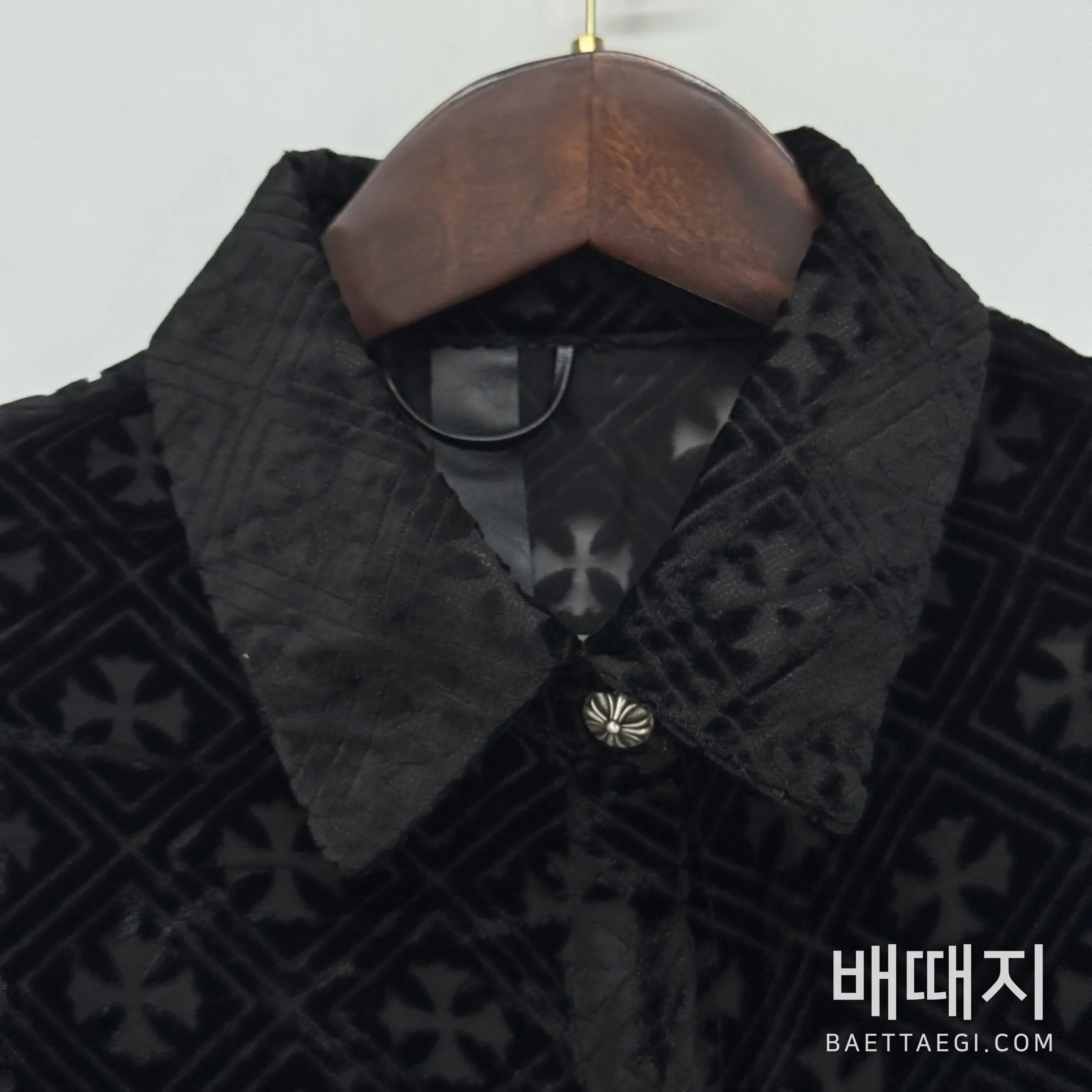 크롬하츠 마할 키타 모노그램 크로스 벨벳 셔츠 검수사진 3