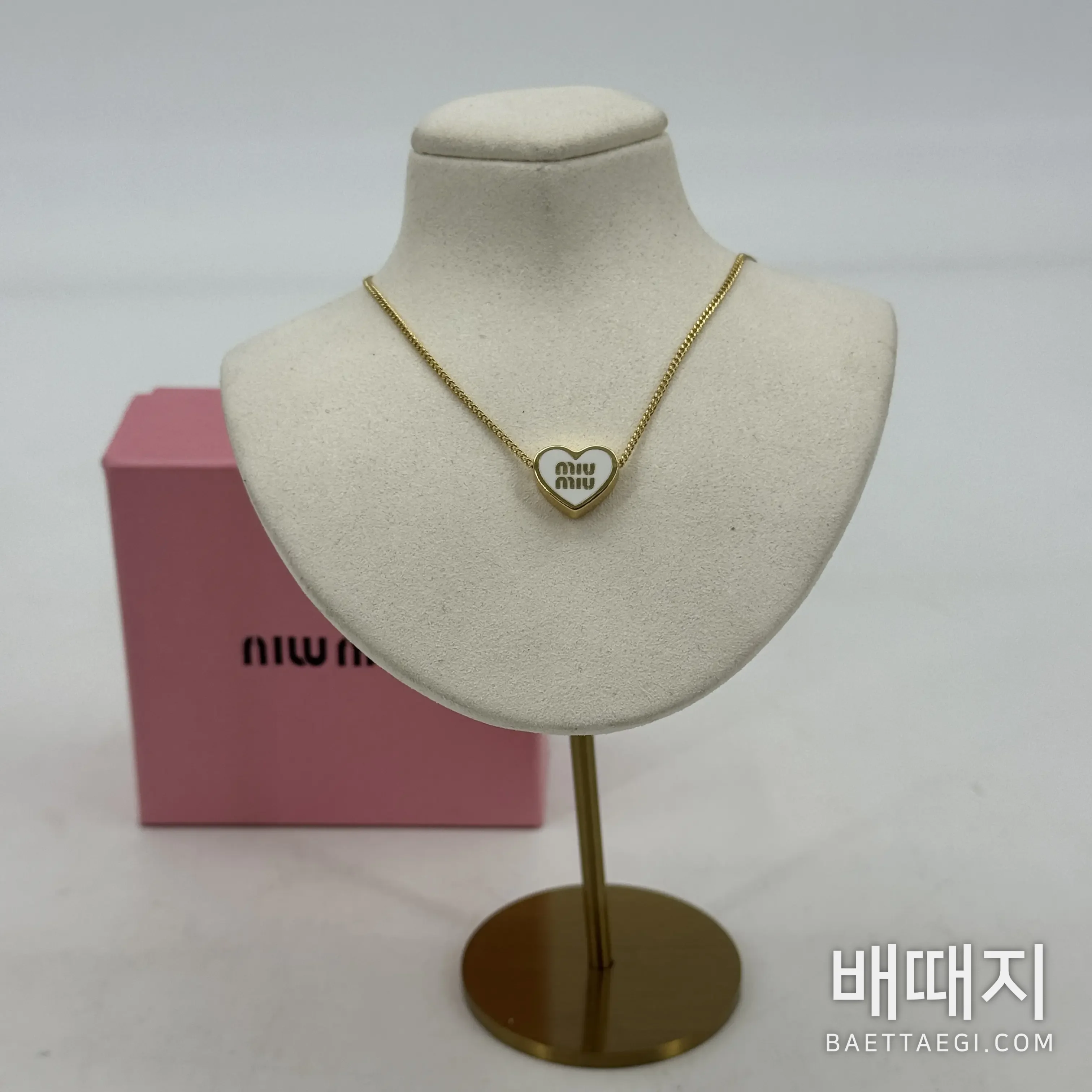 미우미우 화이트 에나멜 하트 목걸이 검수사진 2