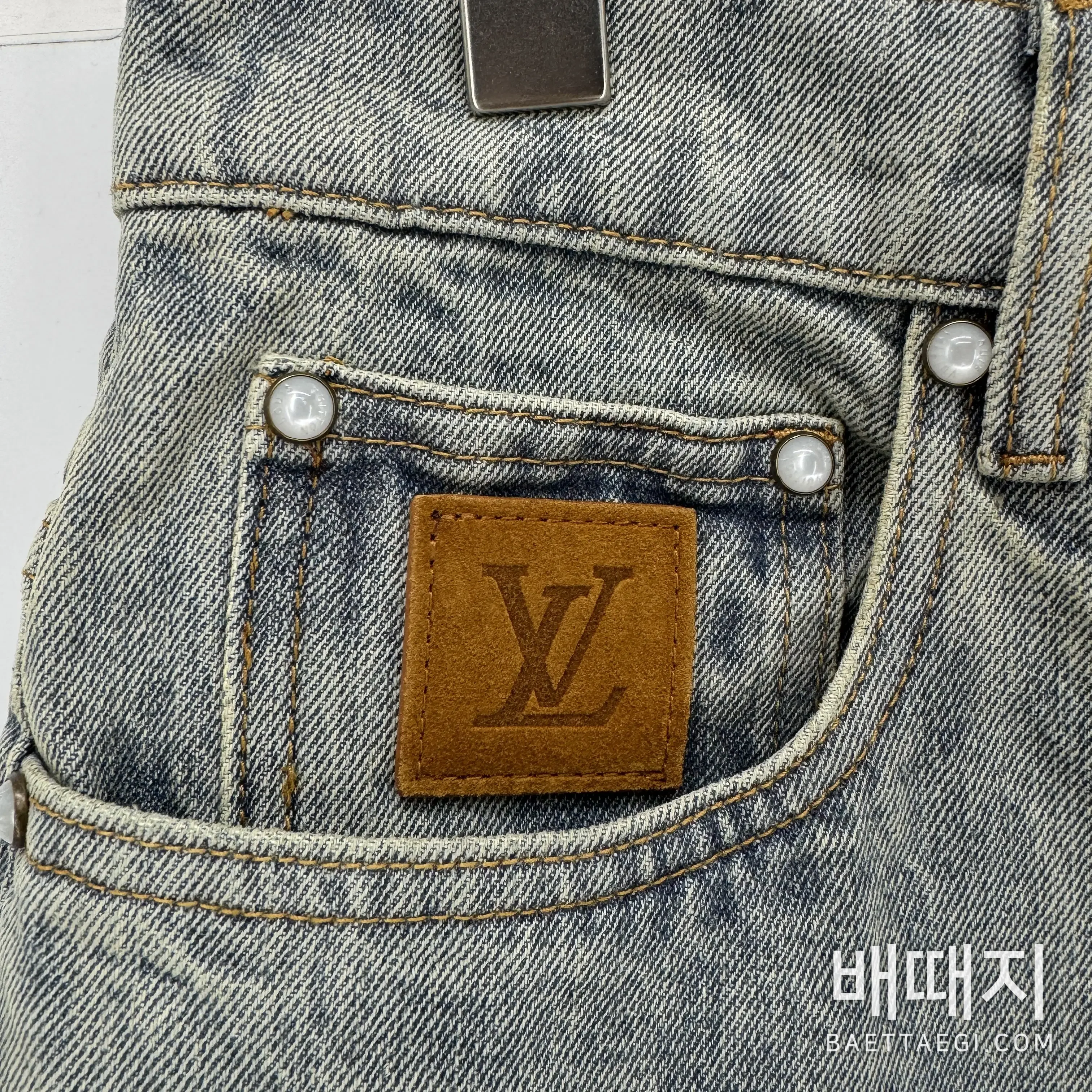 루이비통 LV 로고 자수 와이드 데님 바지 검수사진 3