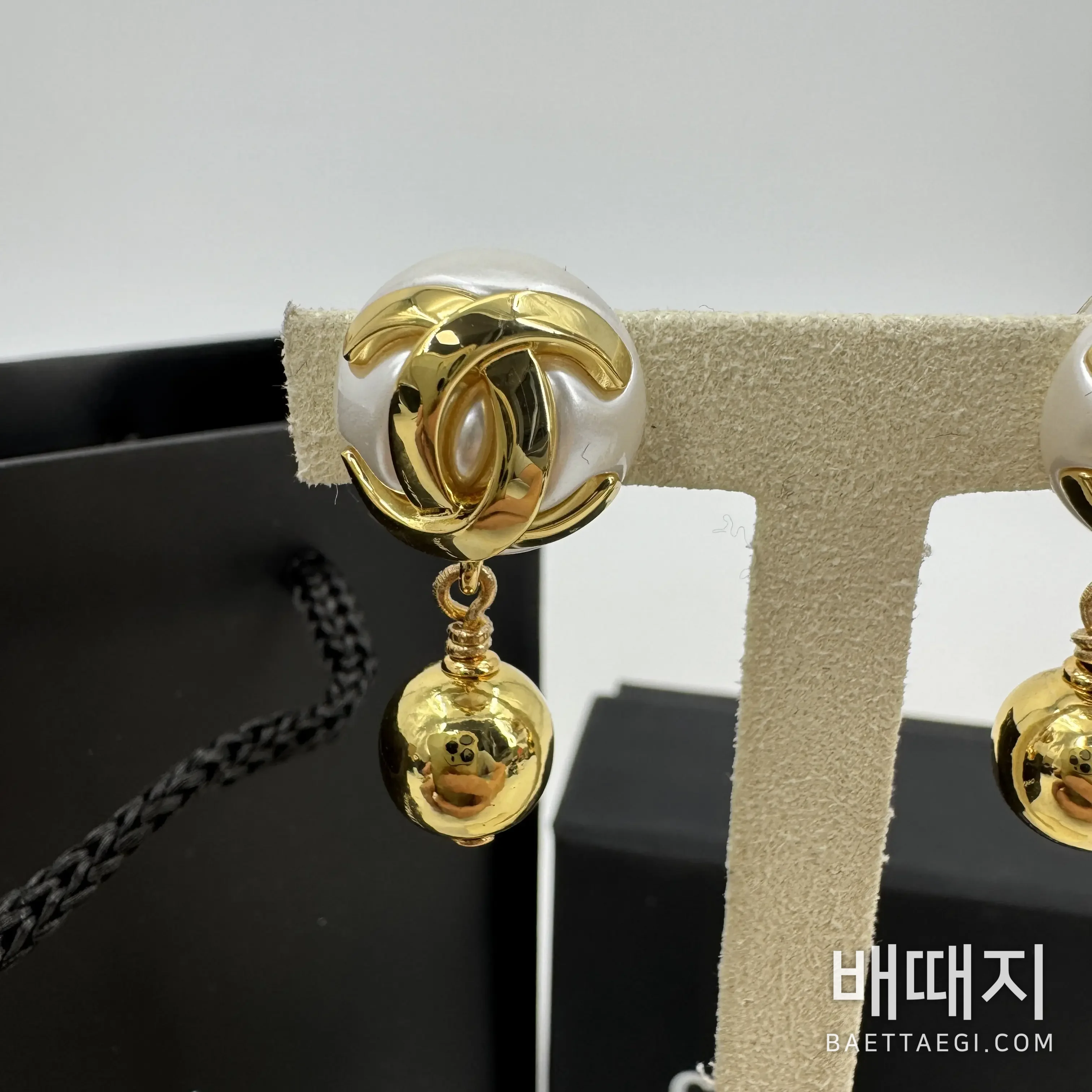 샤넬 3D 더블 C 진주 골드 볼 귀걸이 검수사진 4