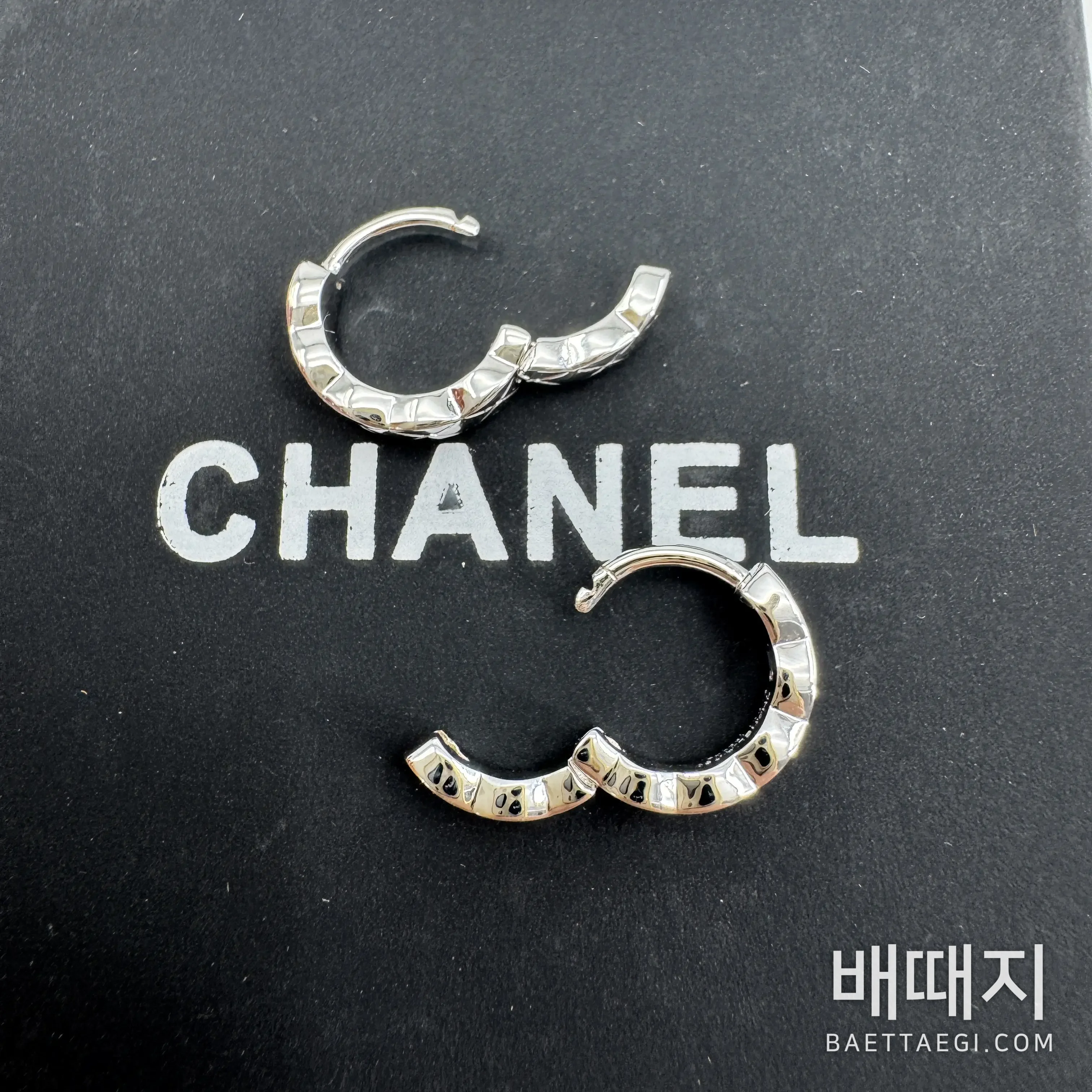 샤넬 코코 크러쉬 싱글 미니 후프 이어링 폭스샵 검수사진 7