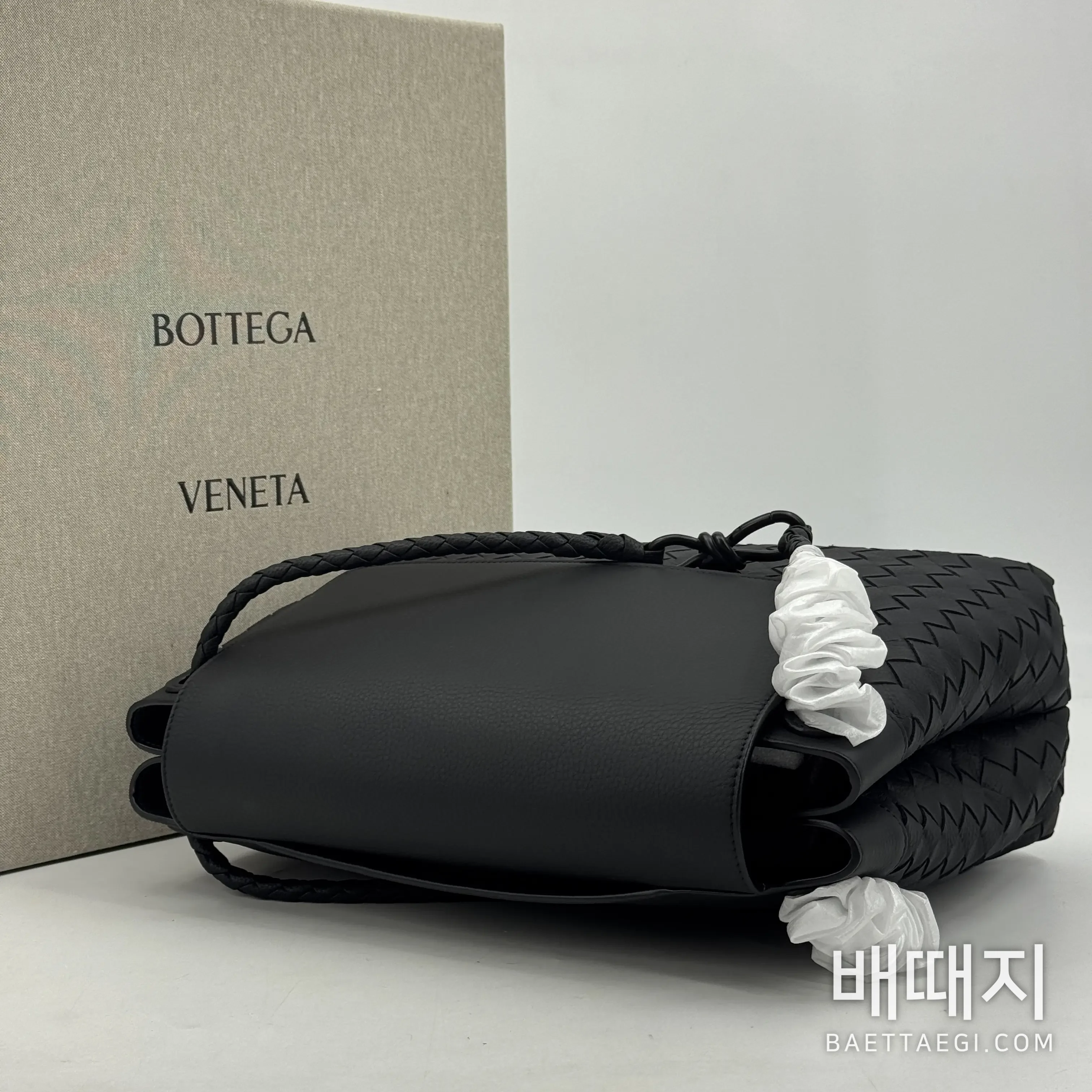 보테가베네타 인트레치아토 가죽 숄더백 검수사진 3