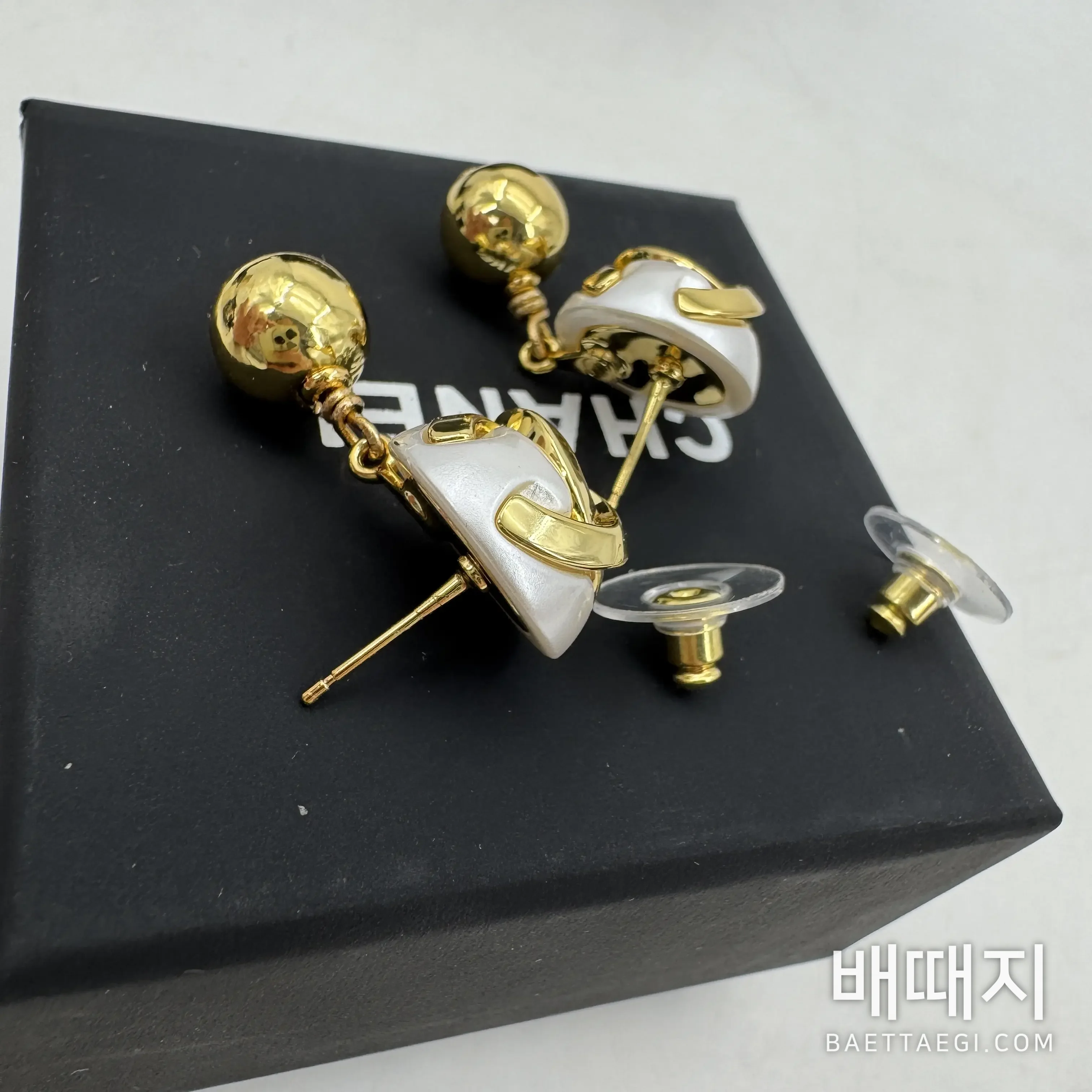 샤넬 3D 더블 C 진주 골드 볼 귀걸이 검수사진 2