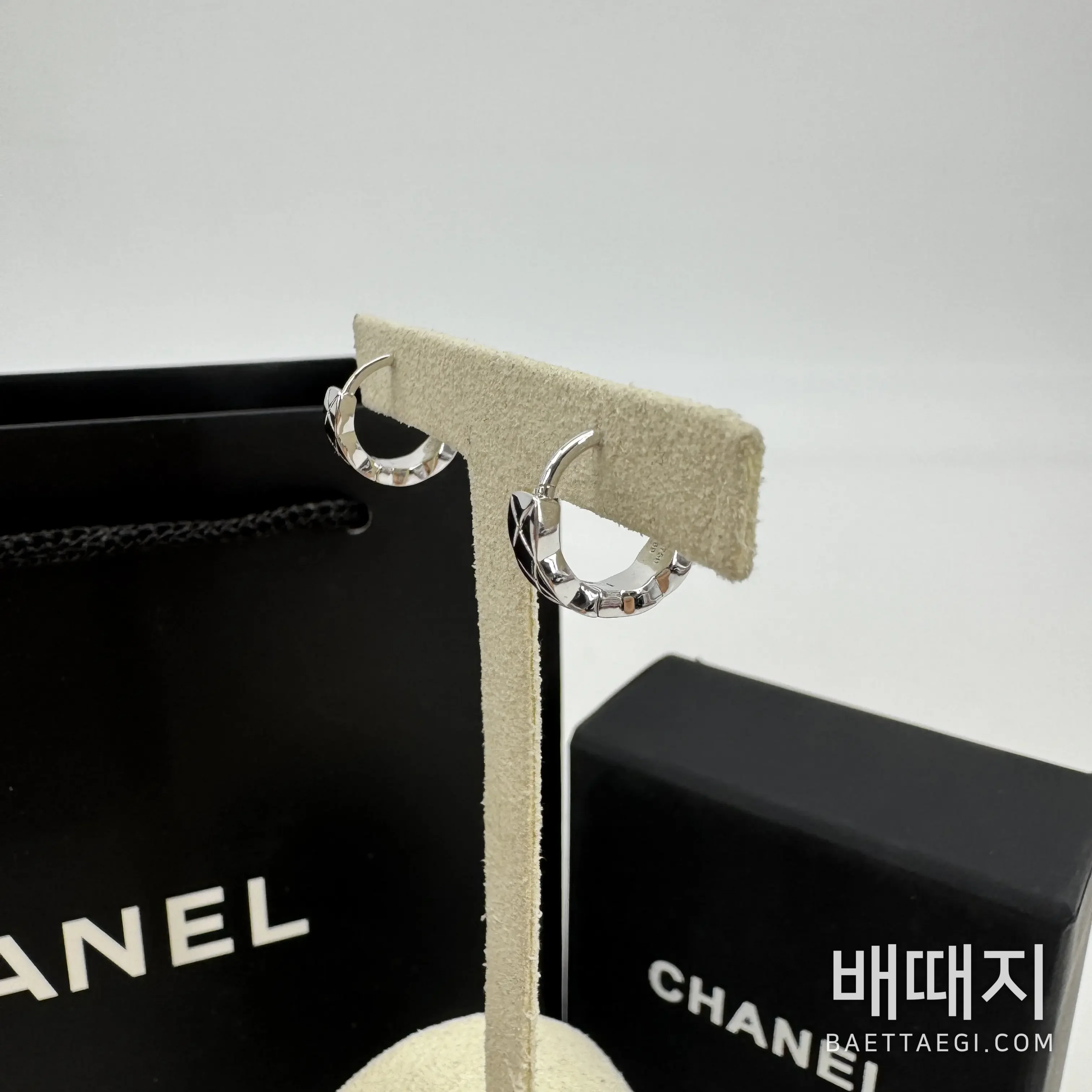 샤넬 코코 크러쉬 싱글 미니 후프 이어링 폭스샵 검수사진 6