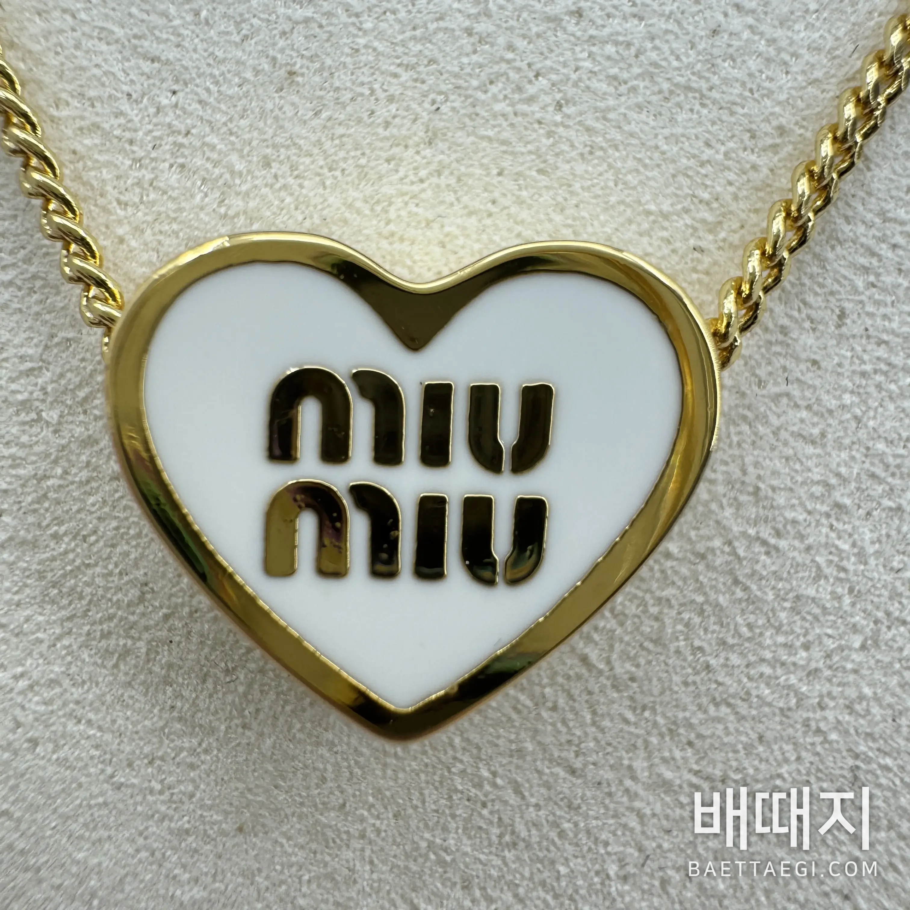 미우미우 화이트 에나멜 하트 목걸이 검수사진 3