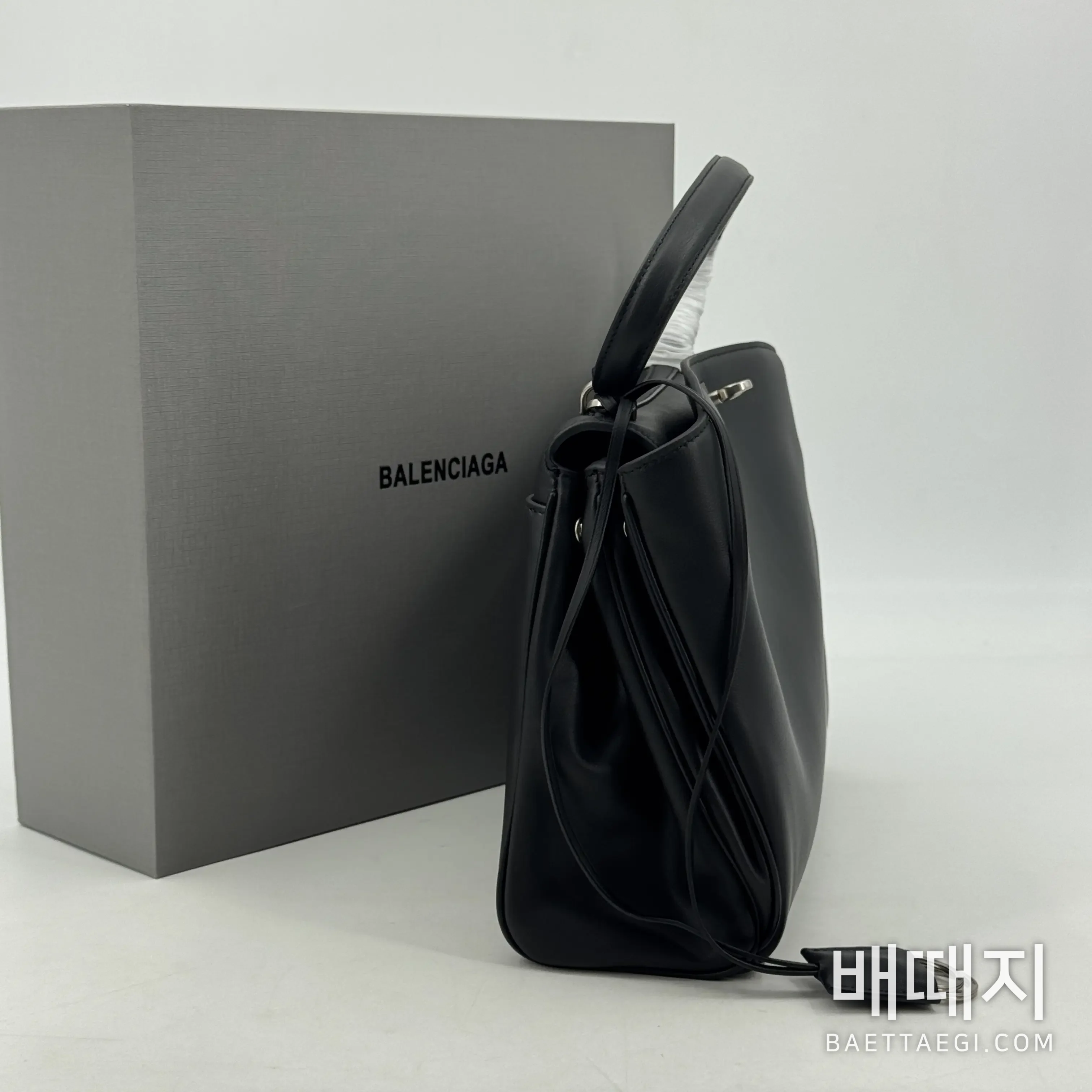 발렌시아가 중간 사이즈 검정 핸드백 검수사진 4