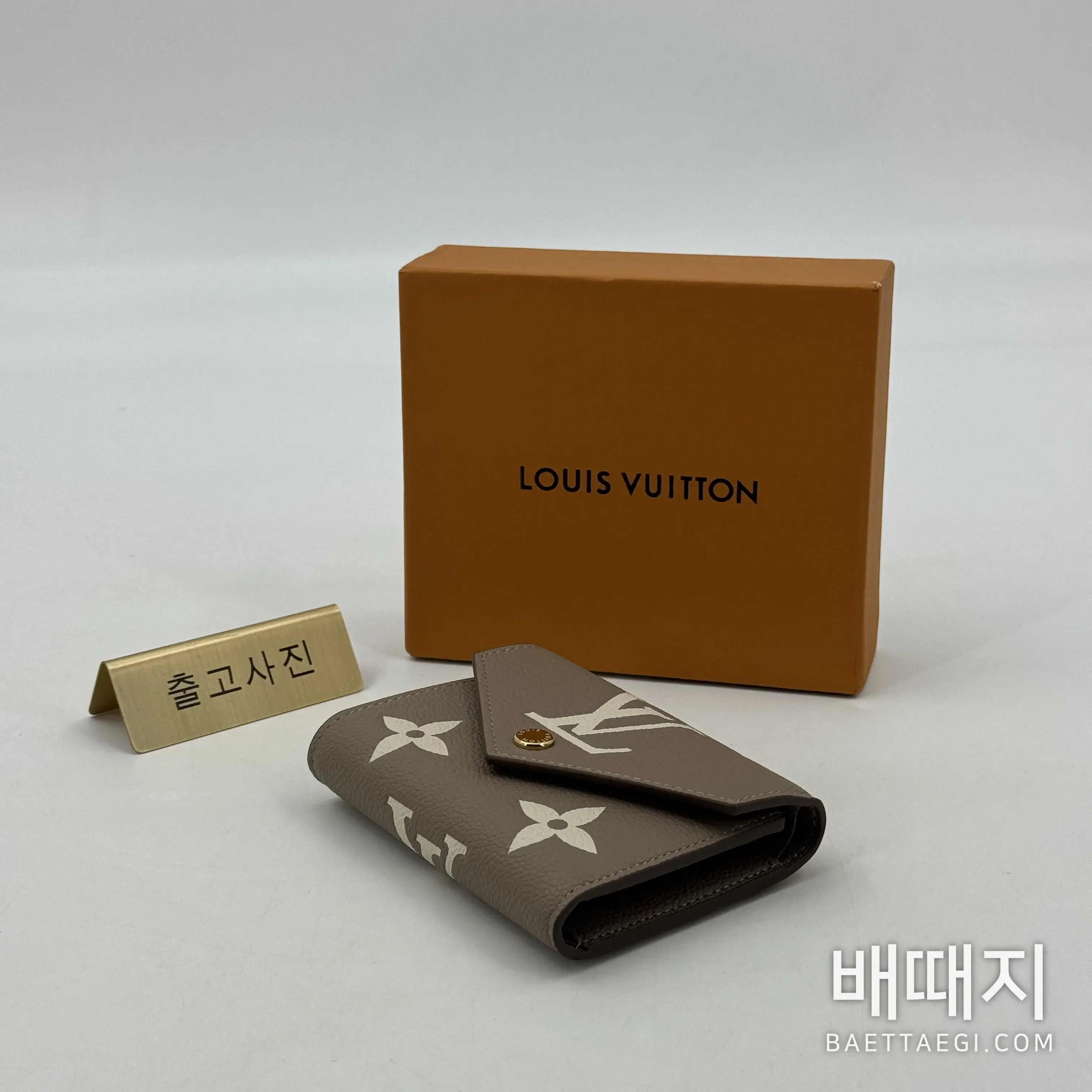 루이비통 엘리펀트 그레이 3단 지갑 M81861 검수사진 1