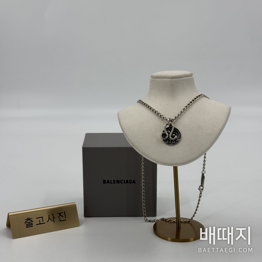 발렌시아가 목걸이
