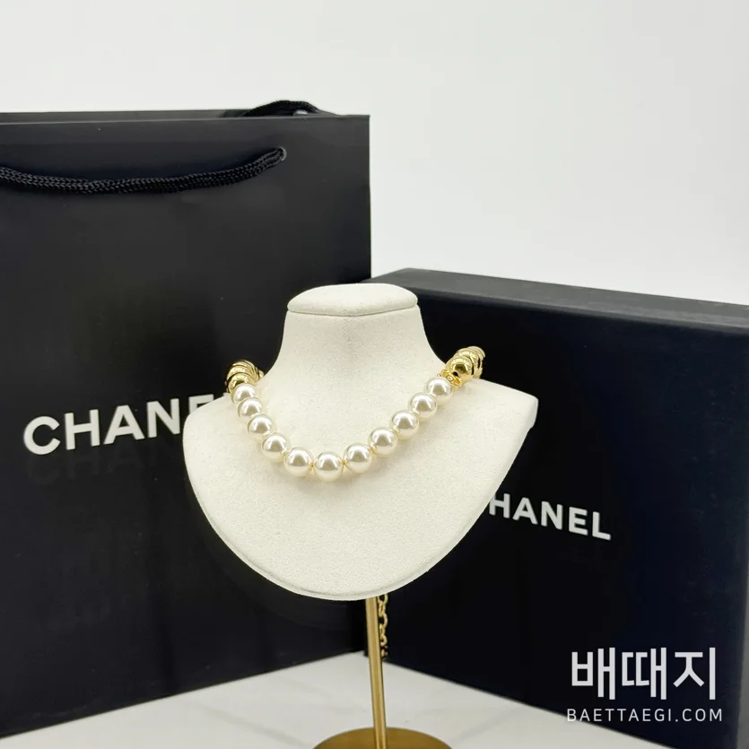 샤넬 골드 볼 진주 더블 C 로고 숏 초커 목걸이 206521 / 사이즈: 40cm