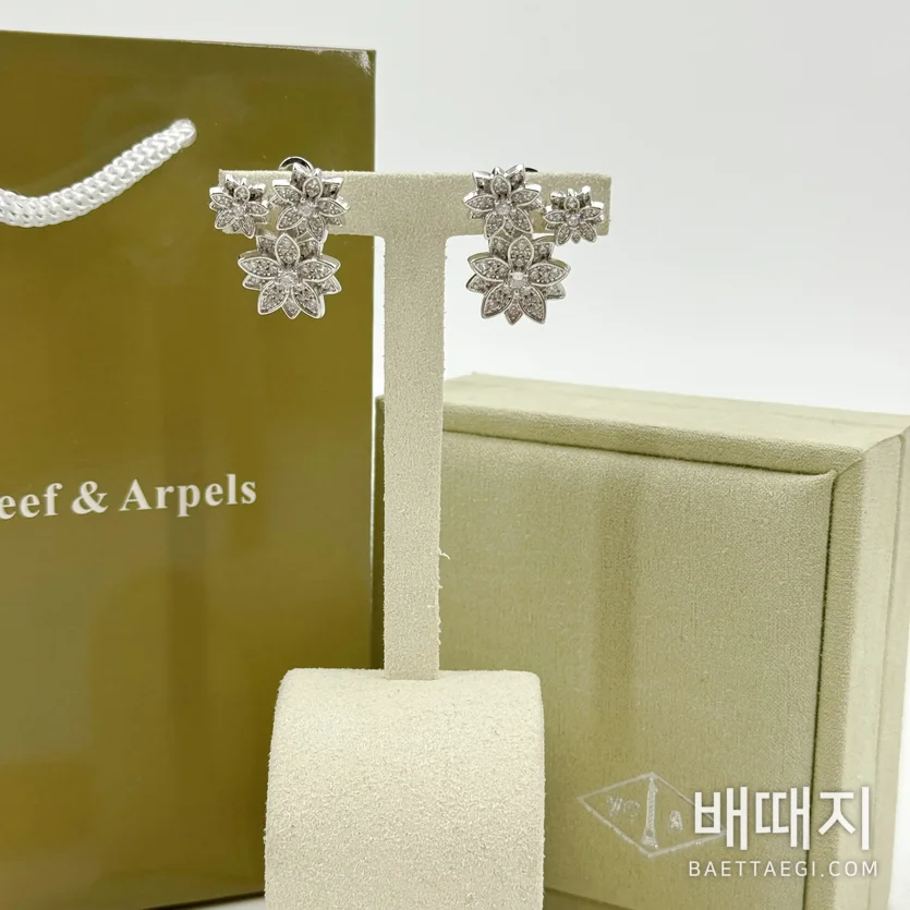 반클리프앤아펠 스리 로터스 스털링 실버 귀걸이 63790