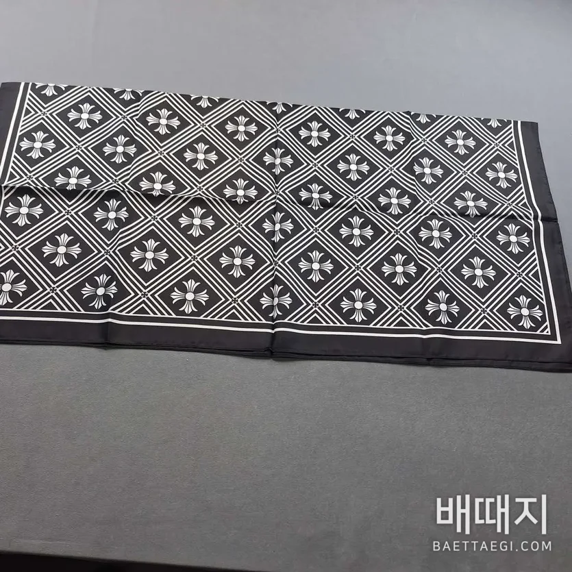 크롬하츠 체크 패턴 멀베리 실크 반팔 스카프 132851 / 사이즈: 정사이즈