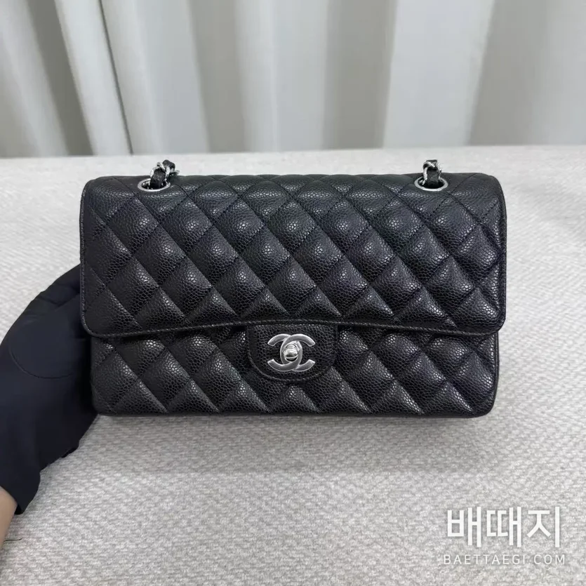 샤넬 클래식 캐비어 미듐 은장 (지존)