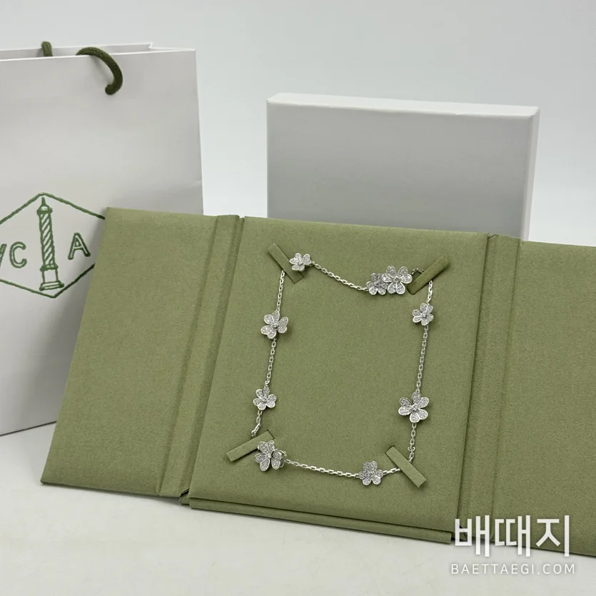 반클리프앤아펠 프리볼 하트 나인플라워 다이아몬드 목걸이 206523 / 사이즈: 40cm