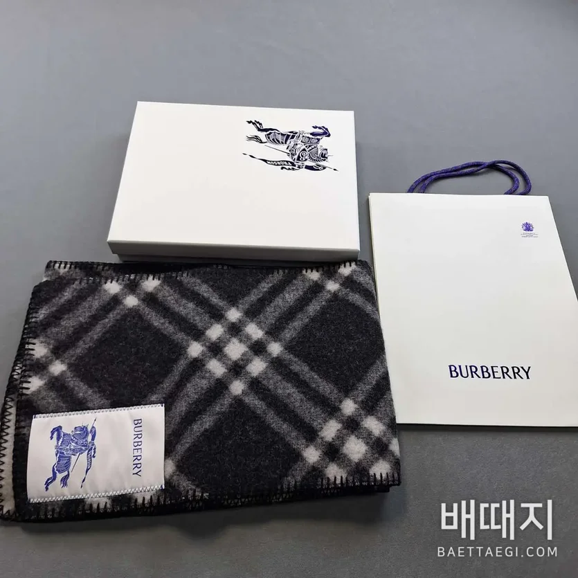 버버리 플리츠 라이더 로고 울 머플러 179948