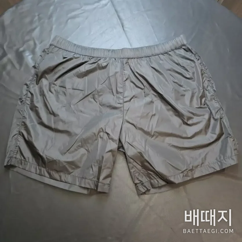 프라다 트라이앵글 로고 나일론 남성 반바지 127045