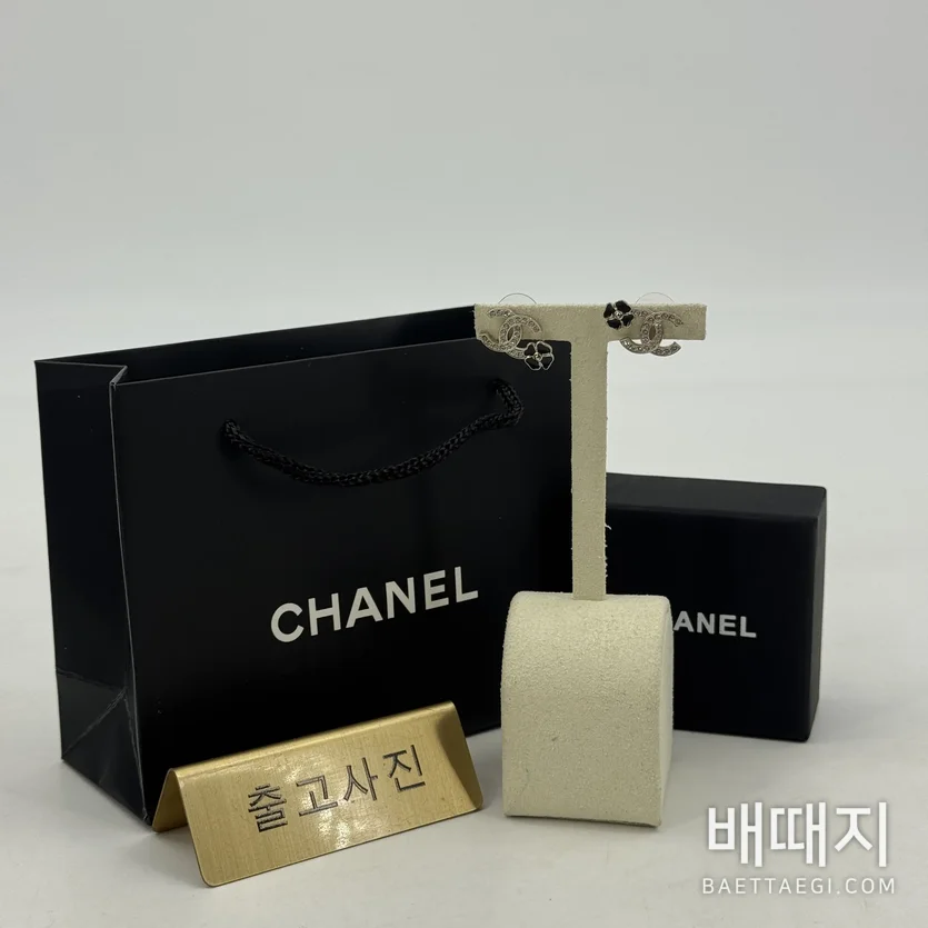 샤넬 더블 C 스와로브스키 크리스탈 카멜리아 귀걸이 178678