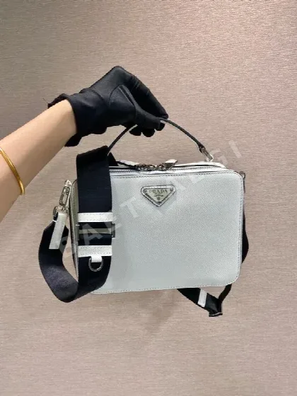 프라다 사피아노 가죽 브릭 핸드백 2VH069 66630